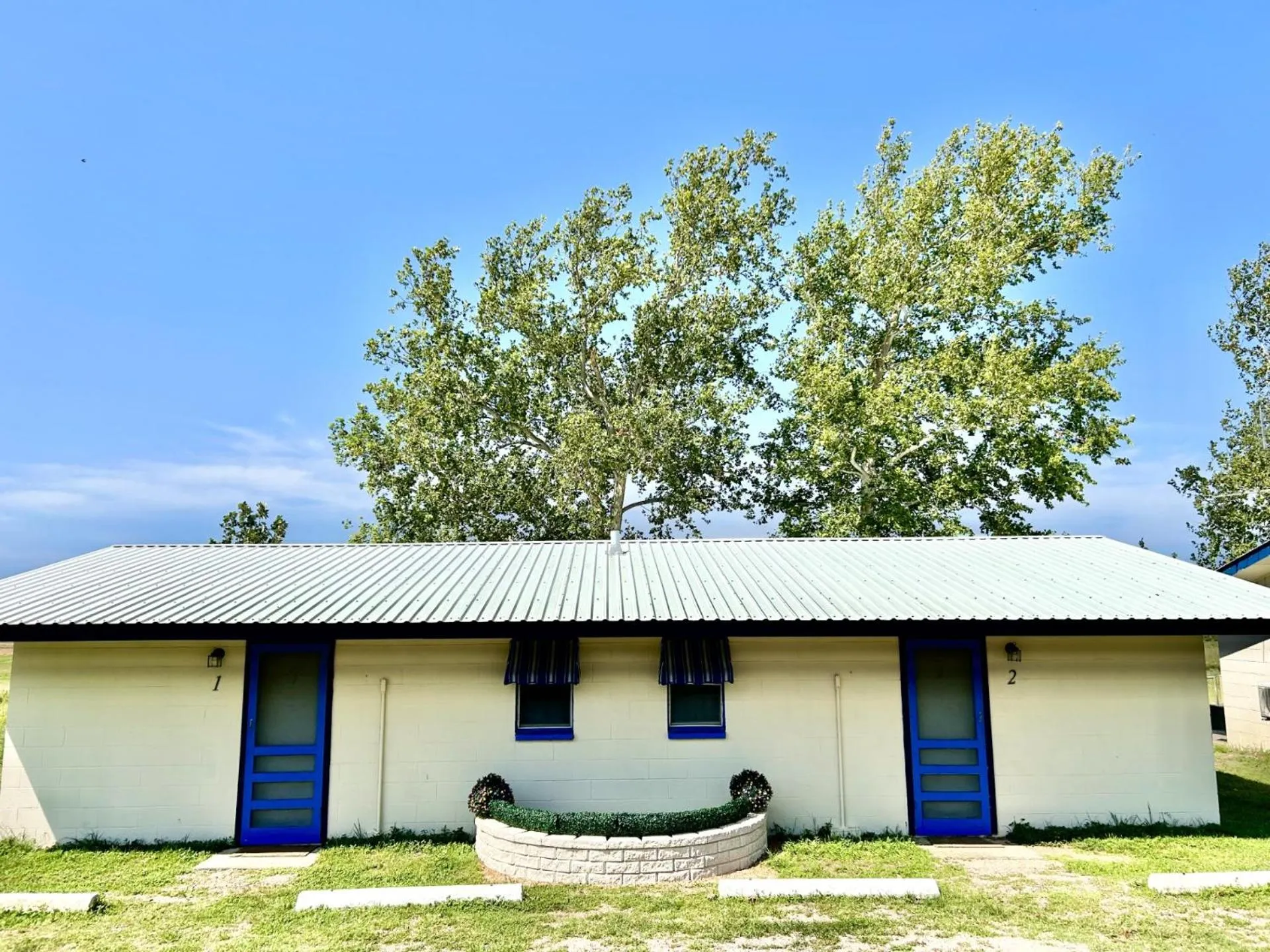 Property building in Oasis Lake Buchanan