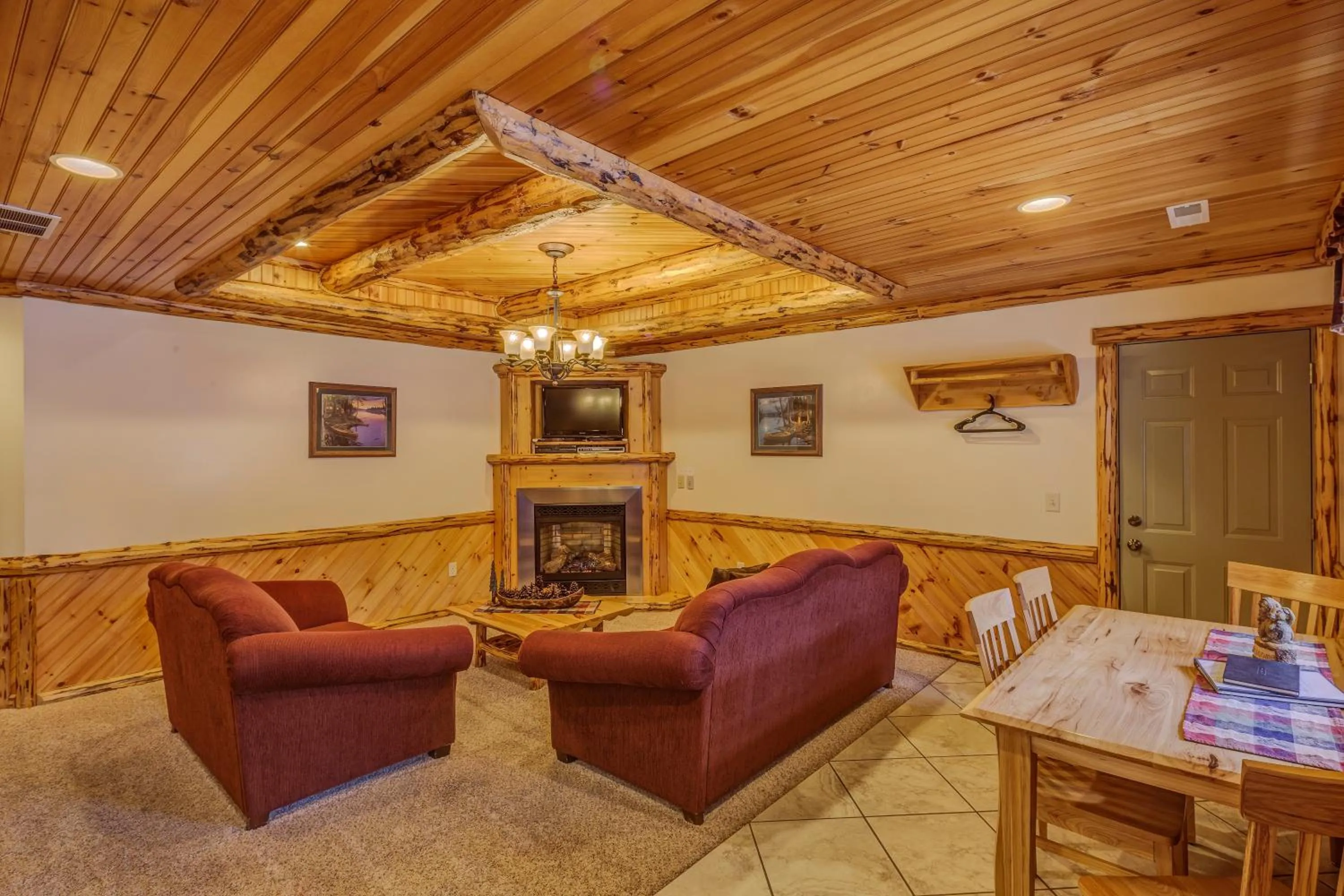 Sojourner's Lodge & Log Cabin Suites