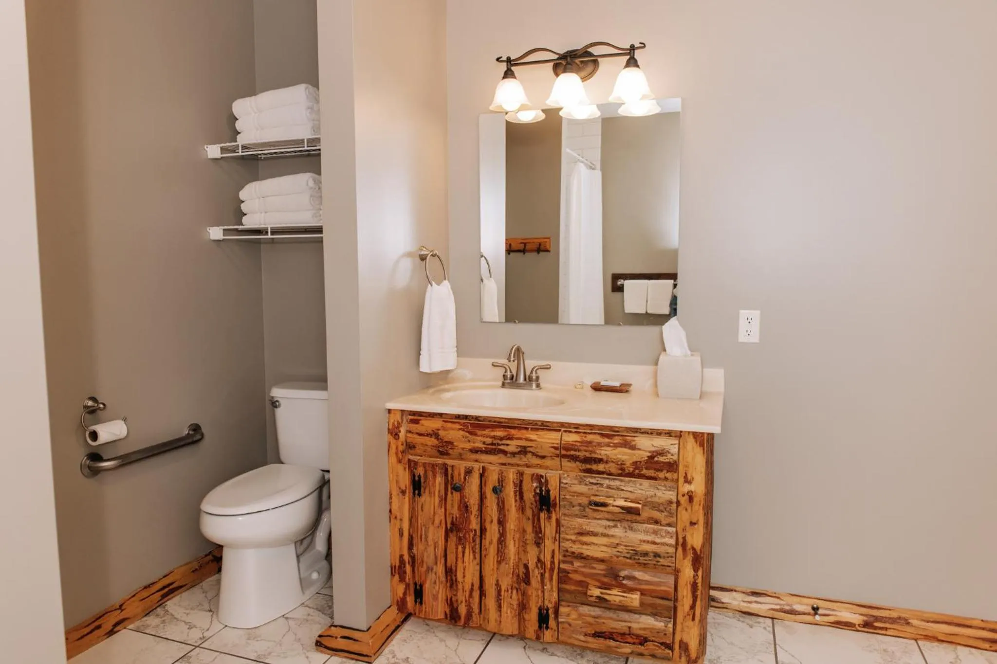 Sojourner's Lodge & Log Cabin Suites