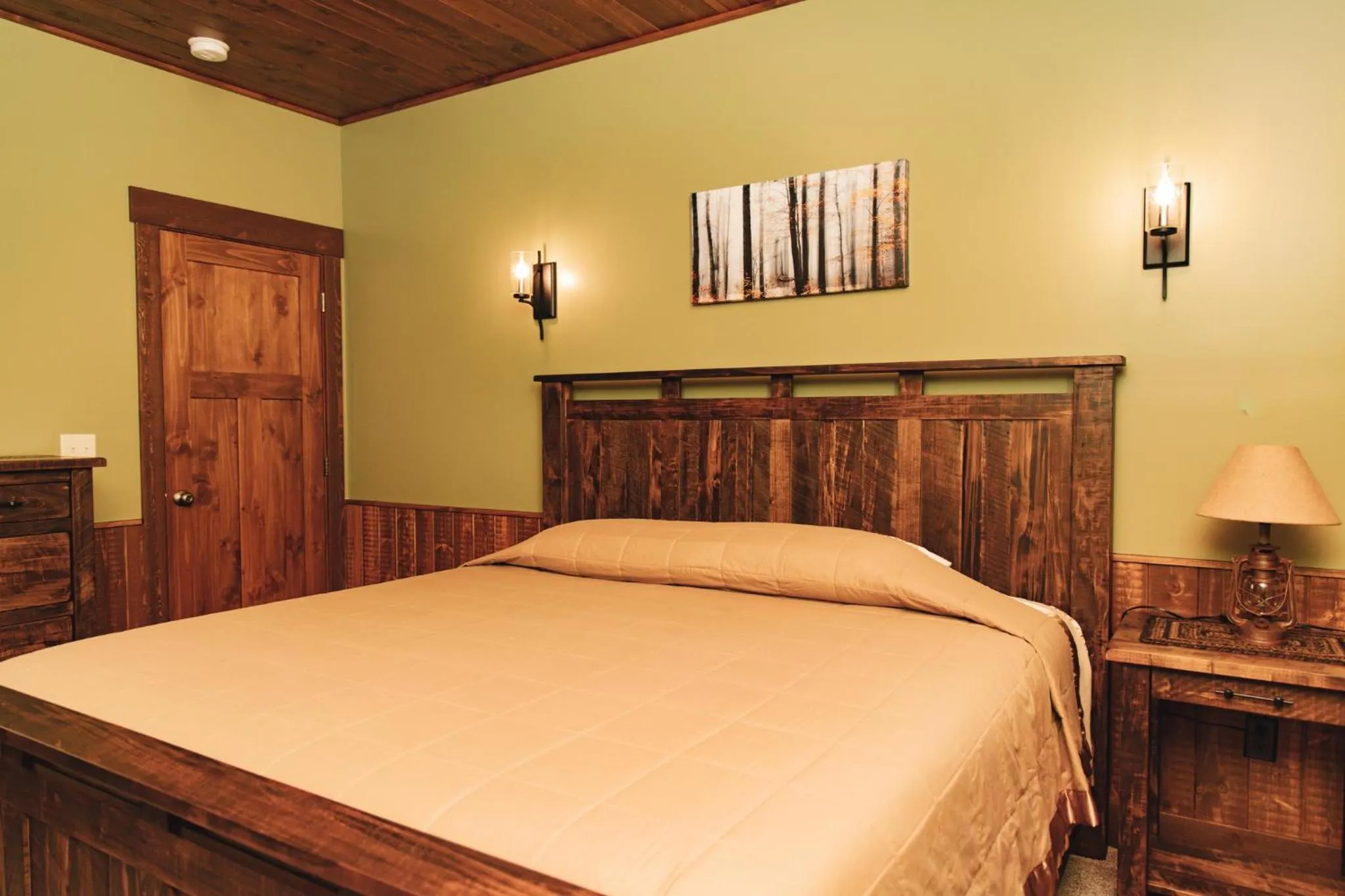 Bed in Sojourner's Lodge & Log Cabin Suites