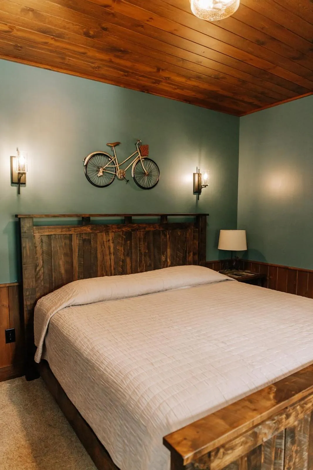 Bed in Sojourner's Lodge & Log Cabin Suites