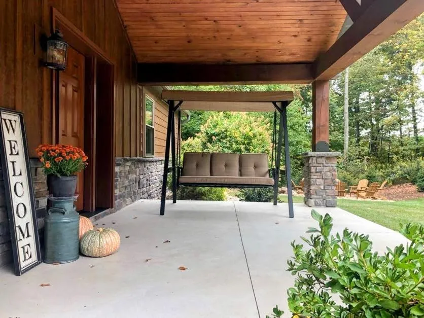 Sojourner's Lodge & Log Cabin Suites