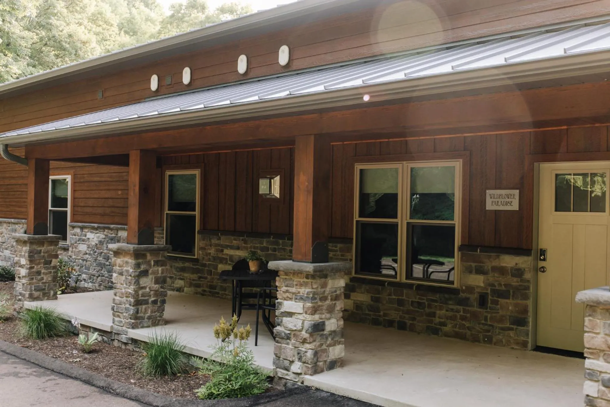 Sojourner's Lodge & Log Cabin Suites