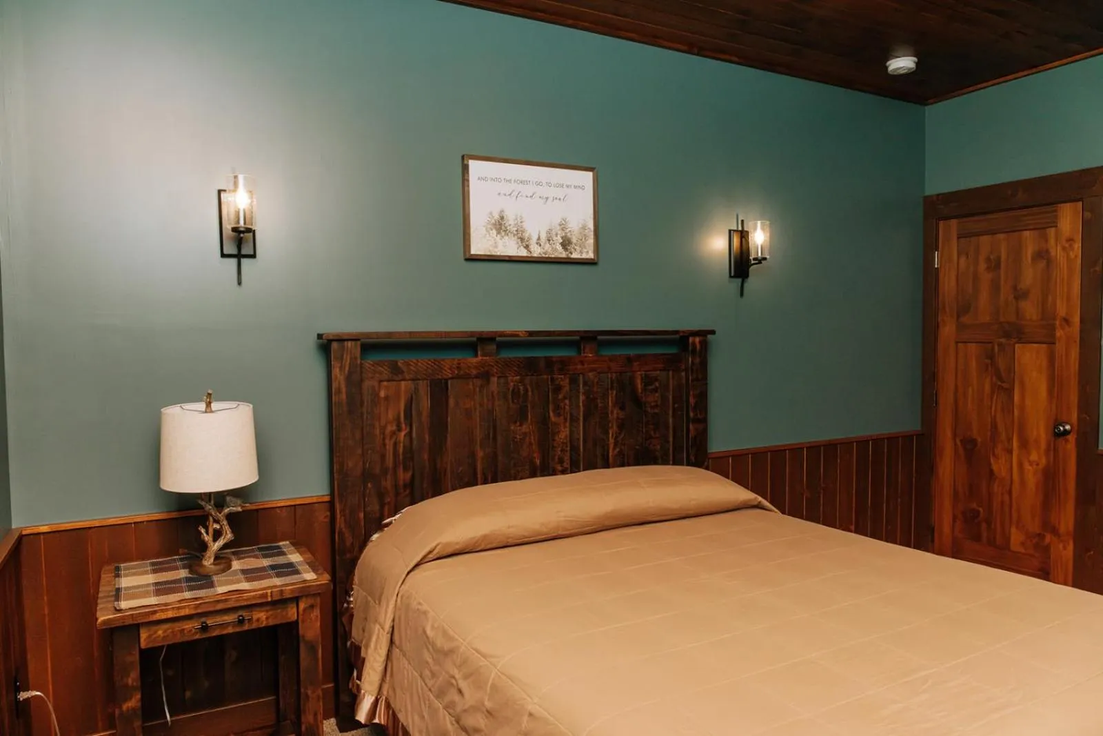 Bed in Sojourner's Lodge & Log Cabin Suites