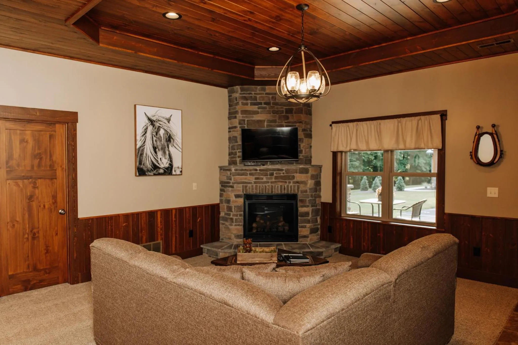 Sojourner's Lodge & Log Cabin Suites