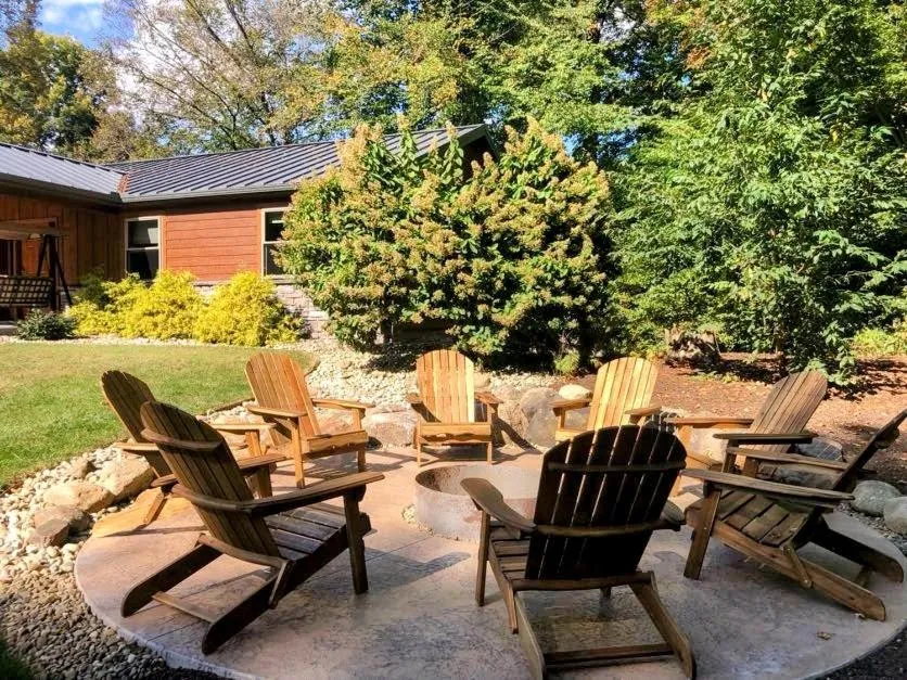 Sojourner's Lodge & Log Cabin Suites