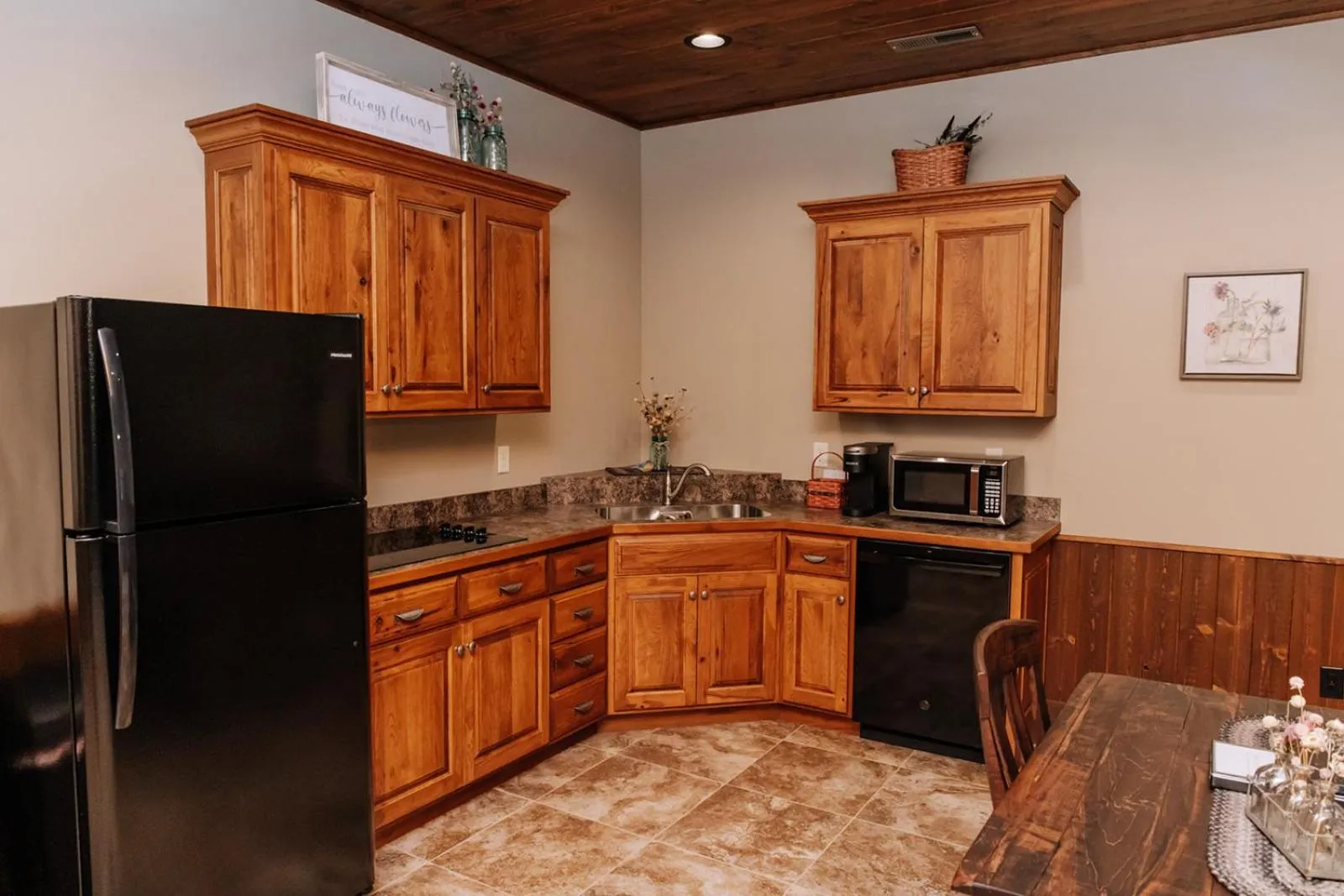 Sojourner's Lodge & Log Cabin Suites