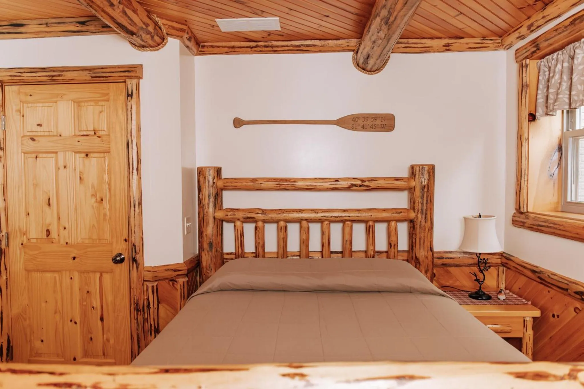 Bed in Sojourner's Lodge & Log Cabin Suites