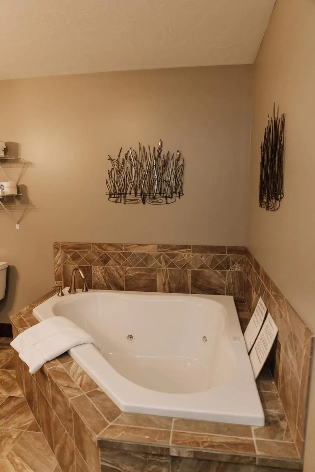 Sojourner's Lodge & Log Cabin Suites