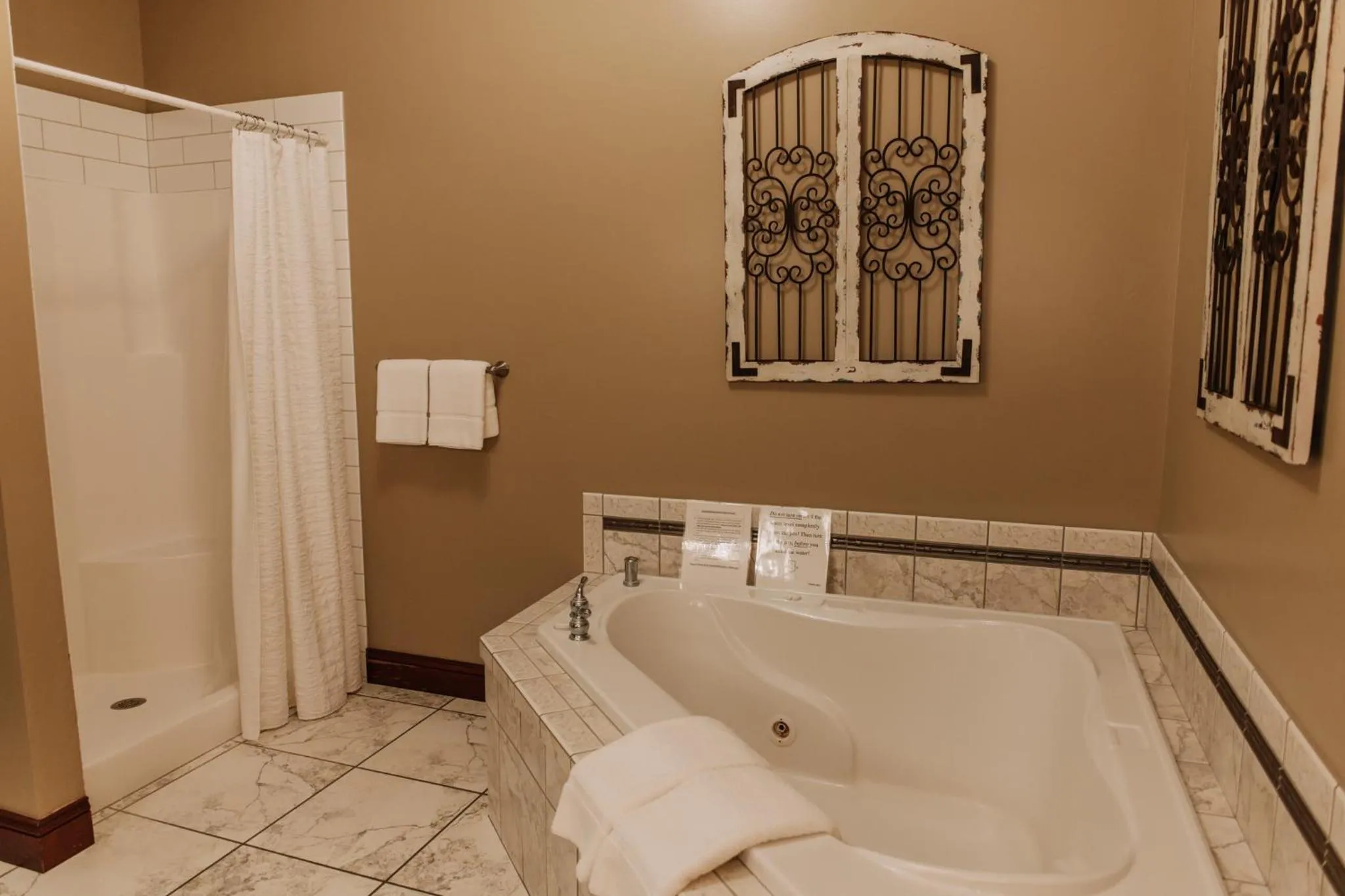 Sojourner's Lodge & Log Cabin Suites