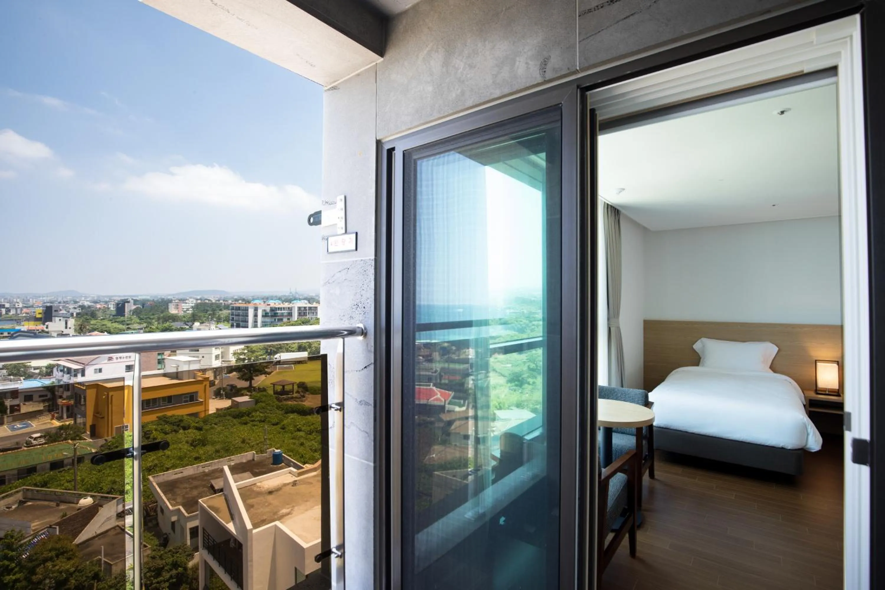 Balcony/Terrace, Bed in Lemain Hotel