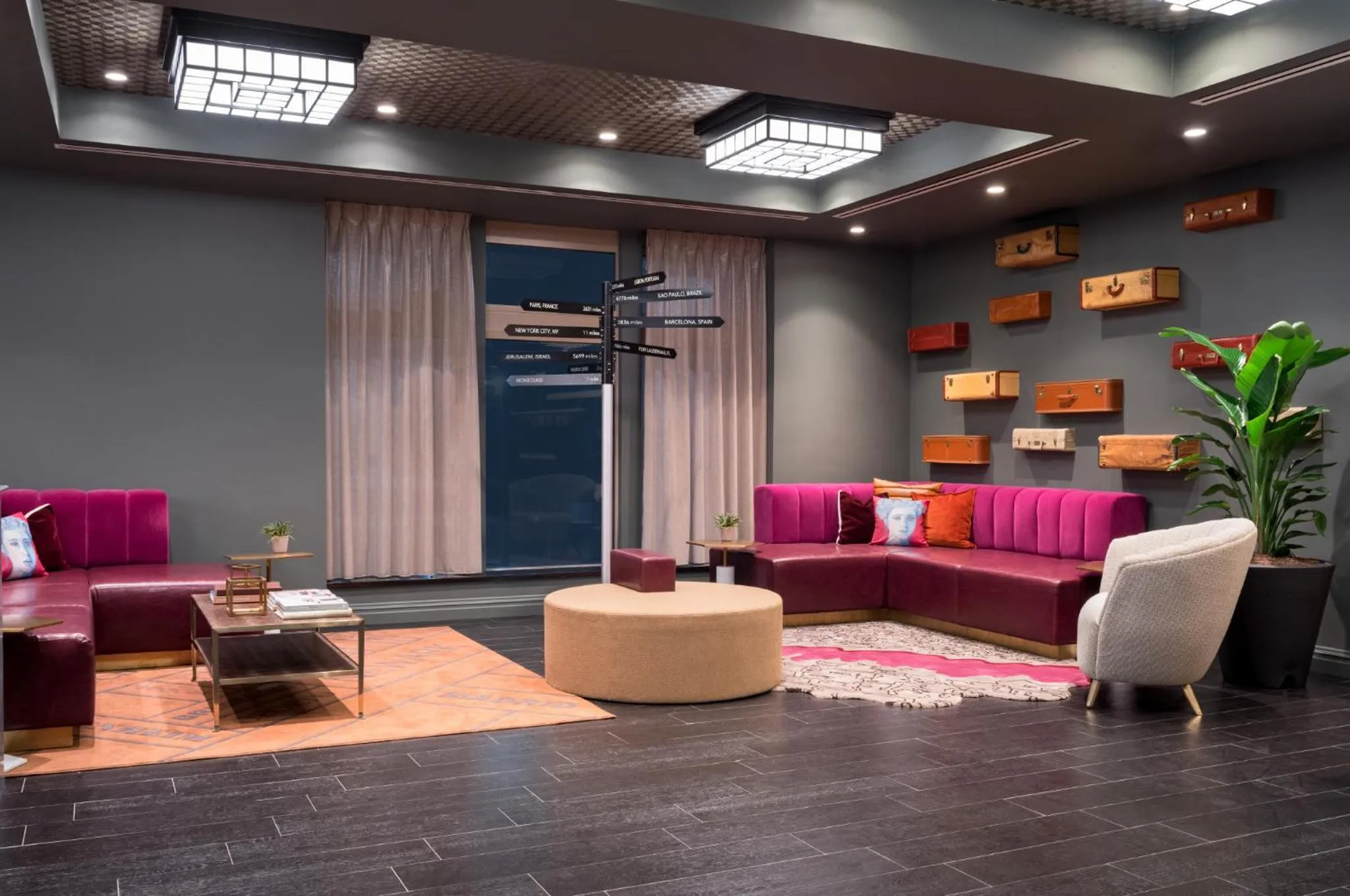 Communal lounge/ TV room in TRYP by Wyndham Newark Downtown