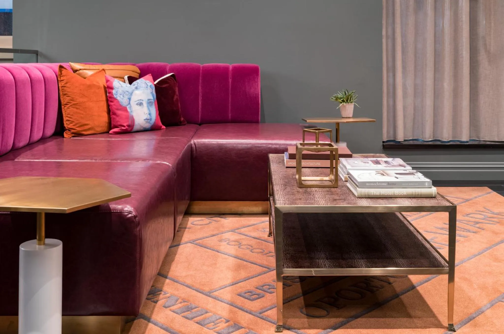 Communal lounge/ TV room in TRYP by Wyndham Newark Downtown