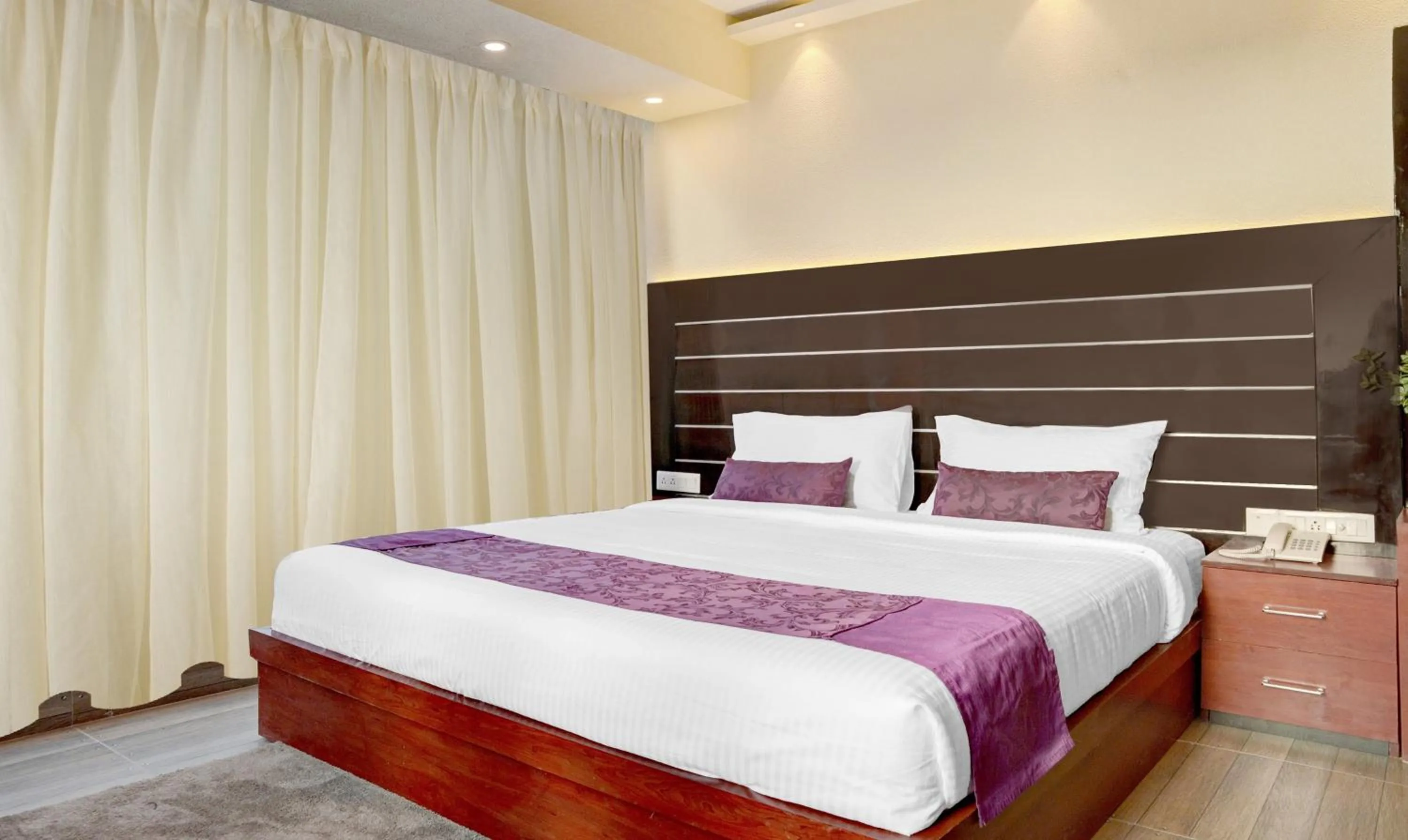 Bedroom, Bed in Treebo Premium The Crystal, Chinar Park