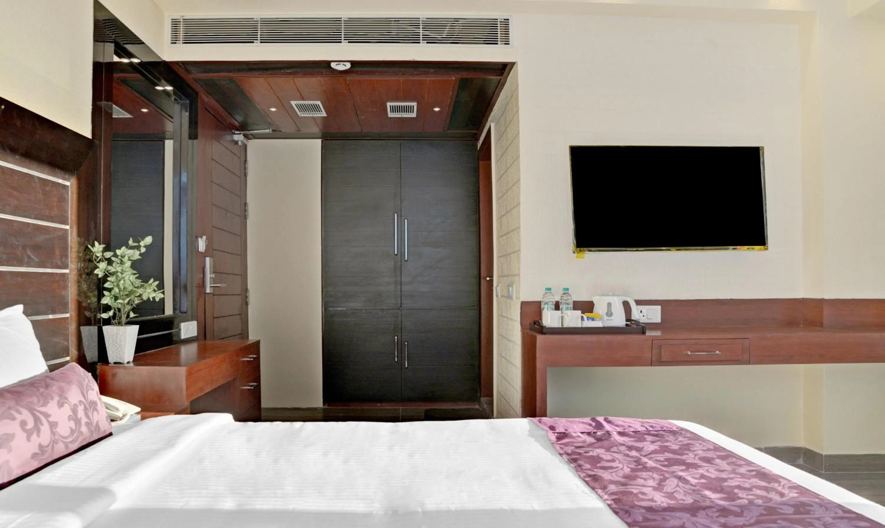 Bedroom, Bed in Treebo Premium The Crystal, Chinar Park