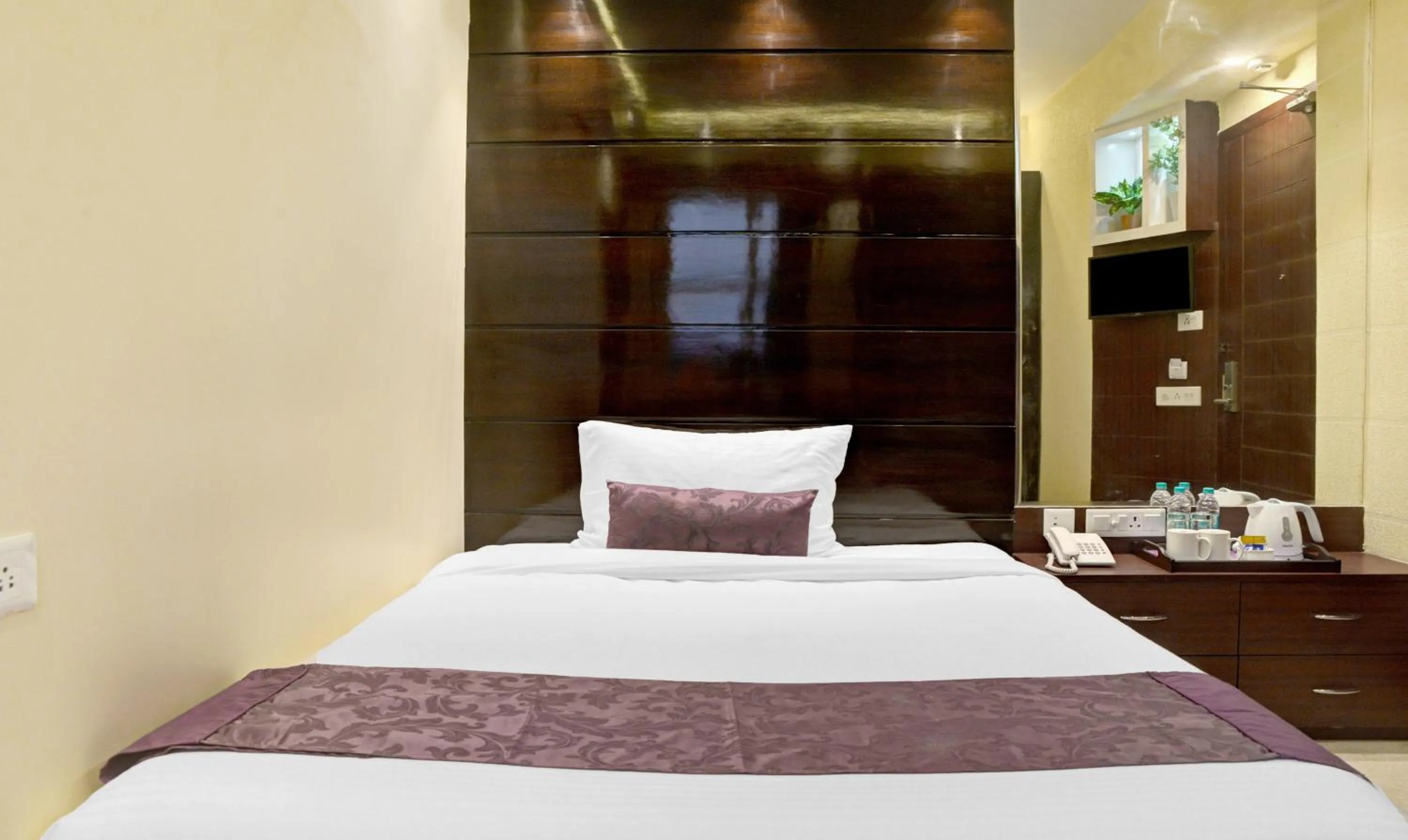 Bedroom, Bed in Treebo Premium The Crystal, Chinar Park