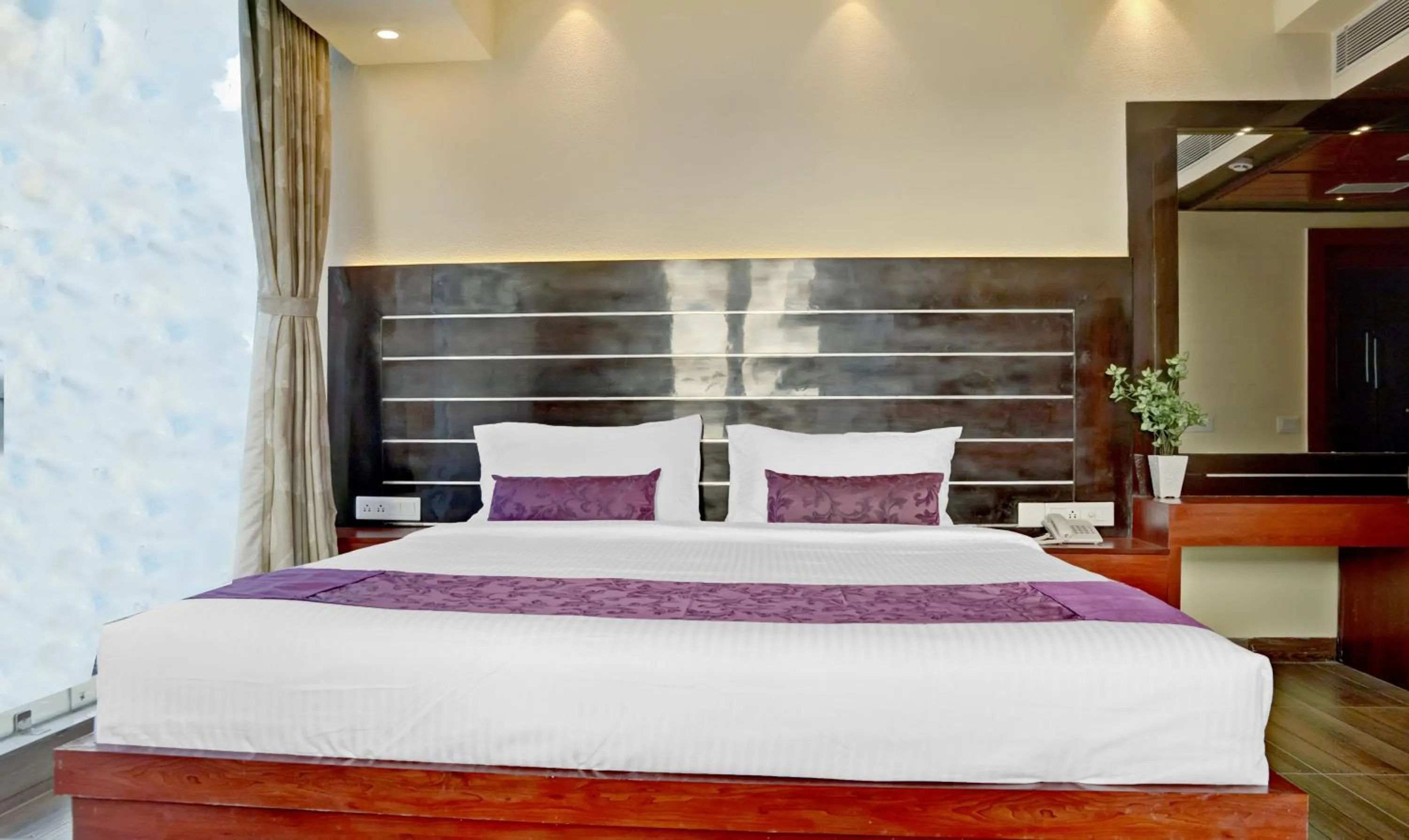 Bedroom, Bed in Treebo Premium The Crystal, Chinar Park