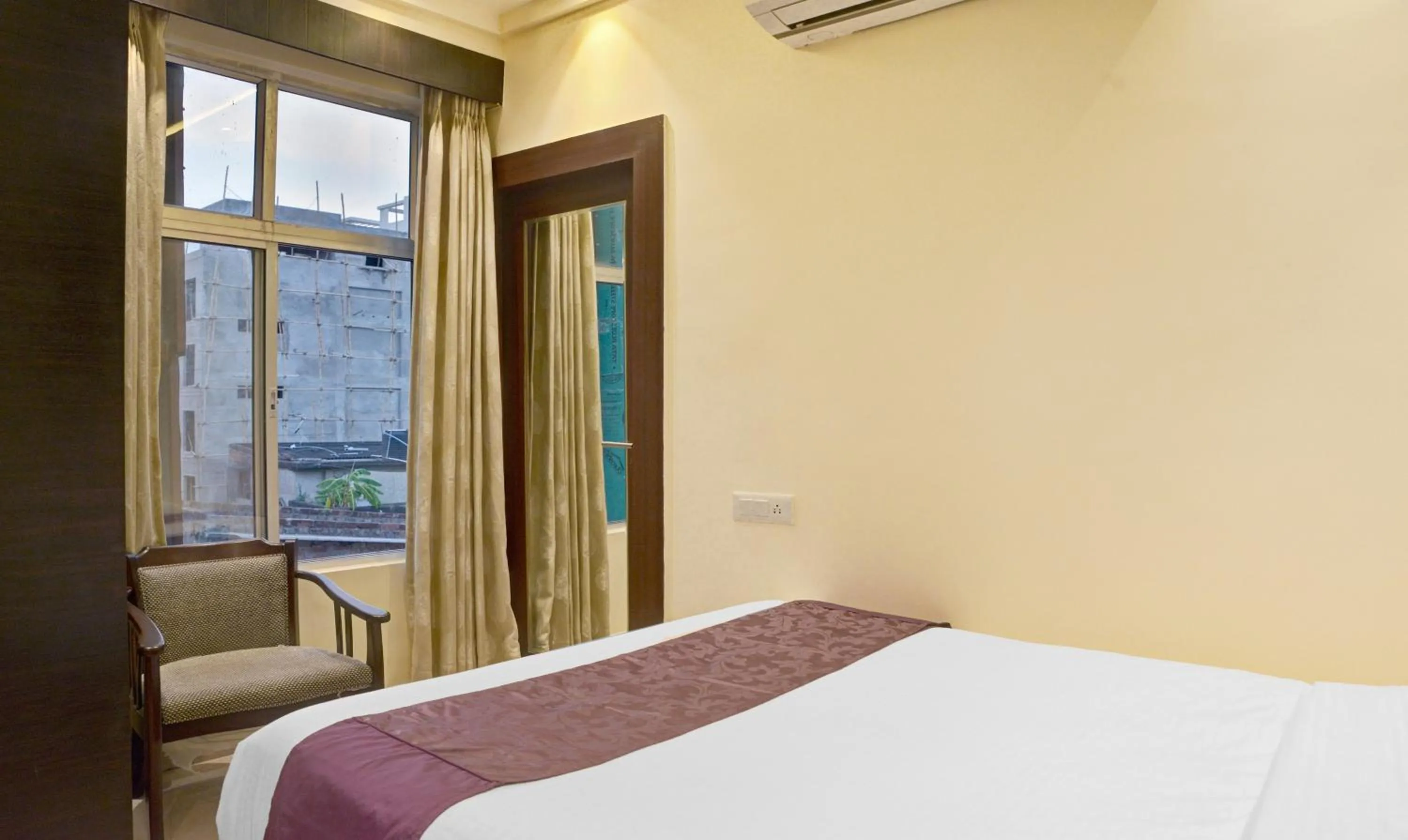 Bedroom, Bed in Treebo Premium The Crystal, Chinar Park