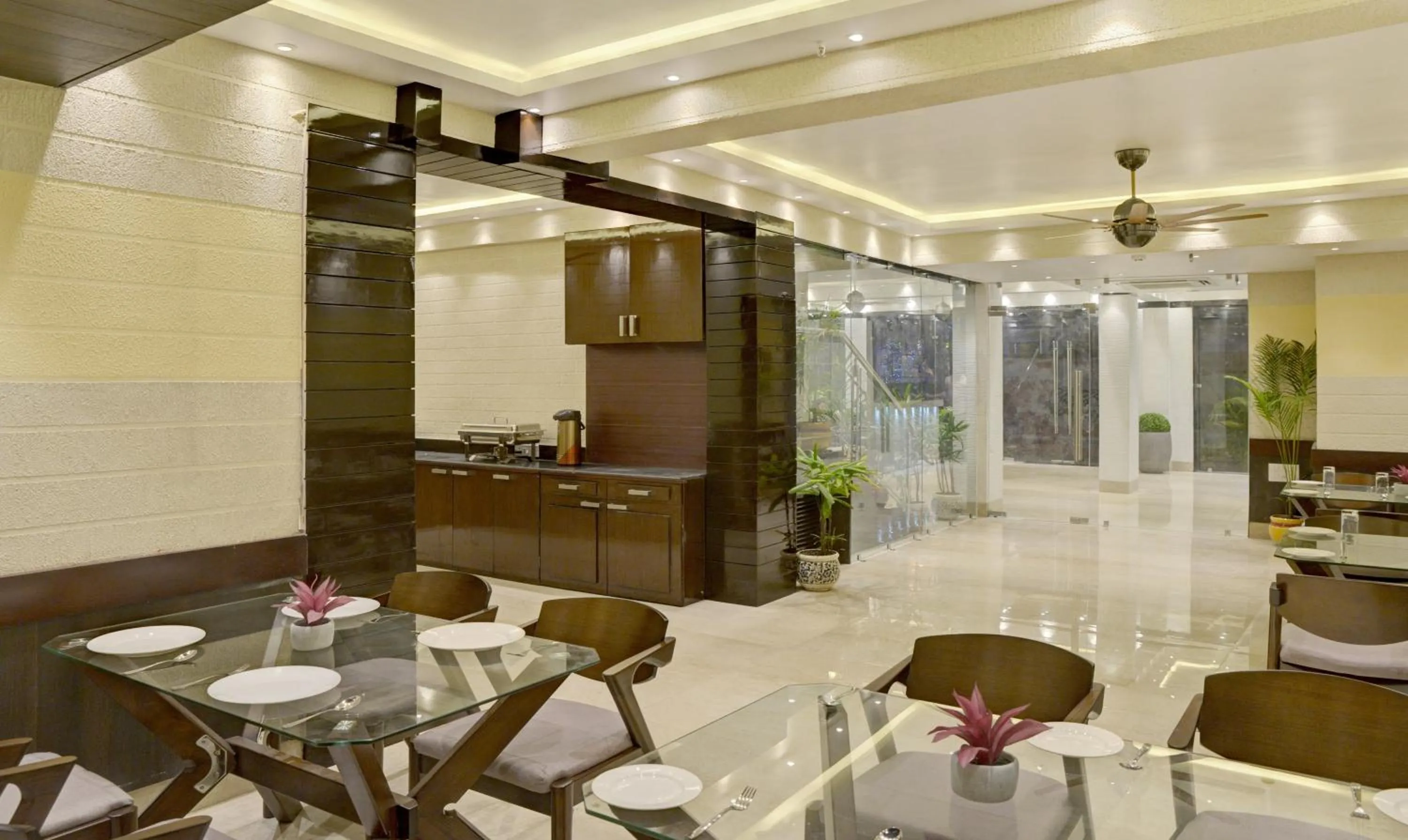 Restaurant/places to eat in Treebo Premium The Crystal, Chinar Park