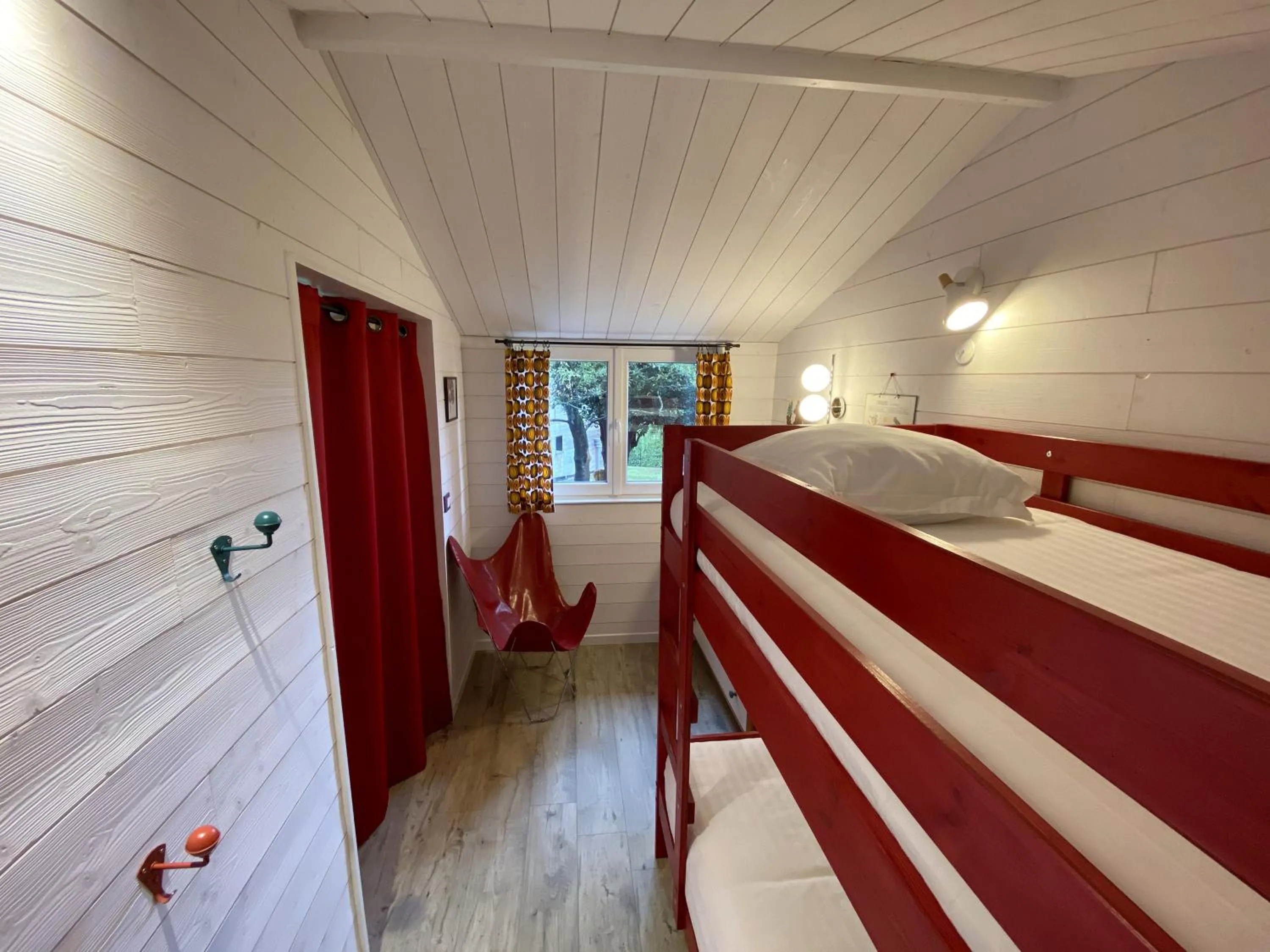 Photo of the whole room, Bed in Le Cabanon de Chessy