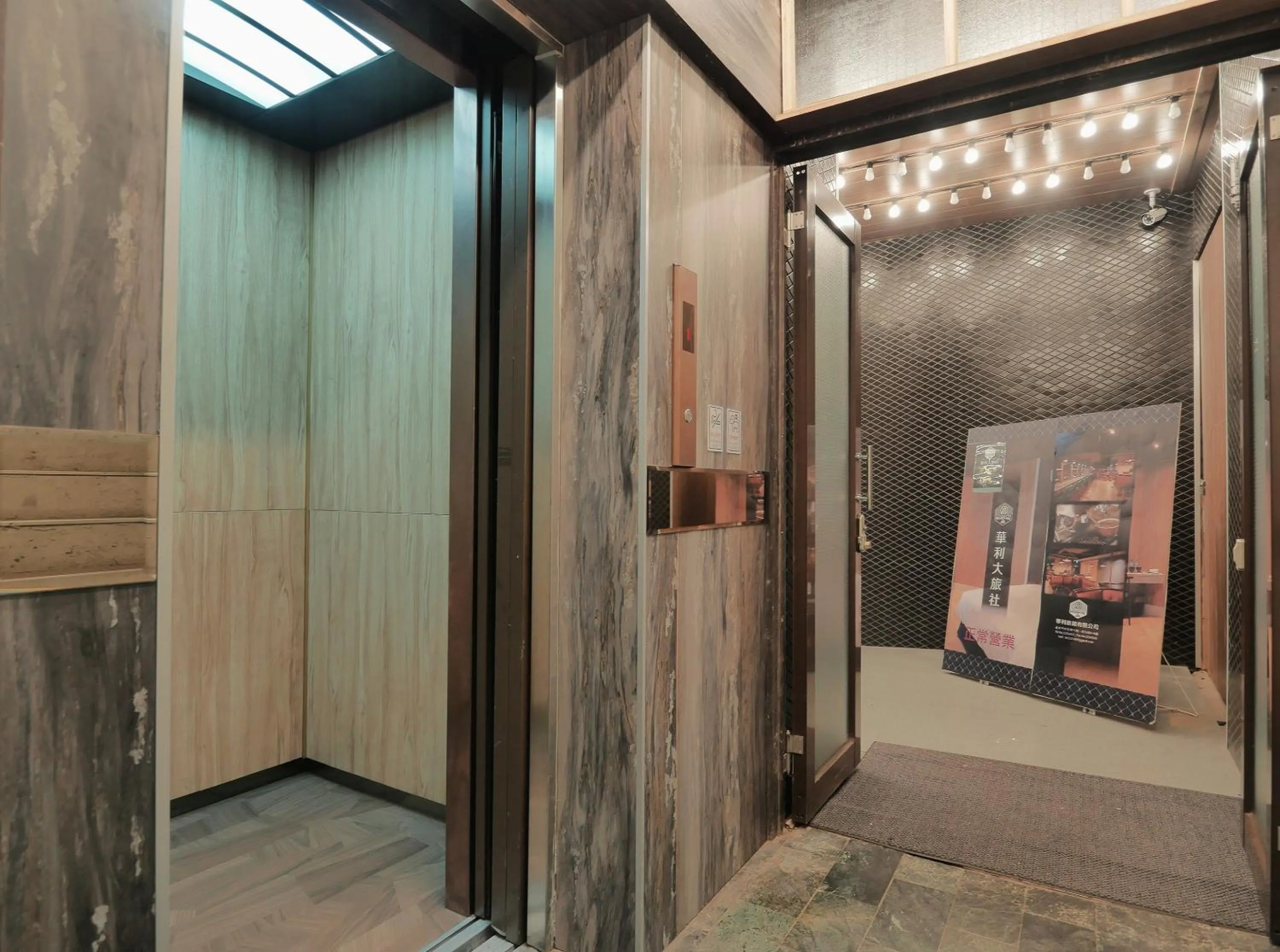 Facade/entrance in Modern Inn