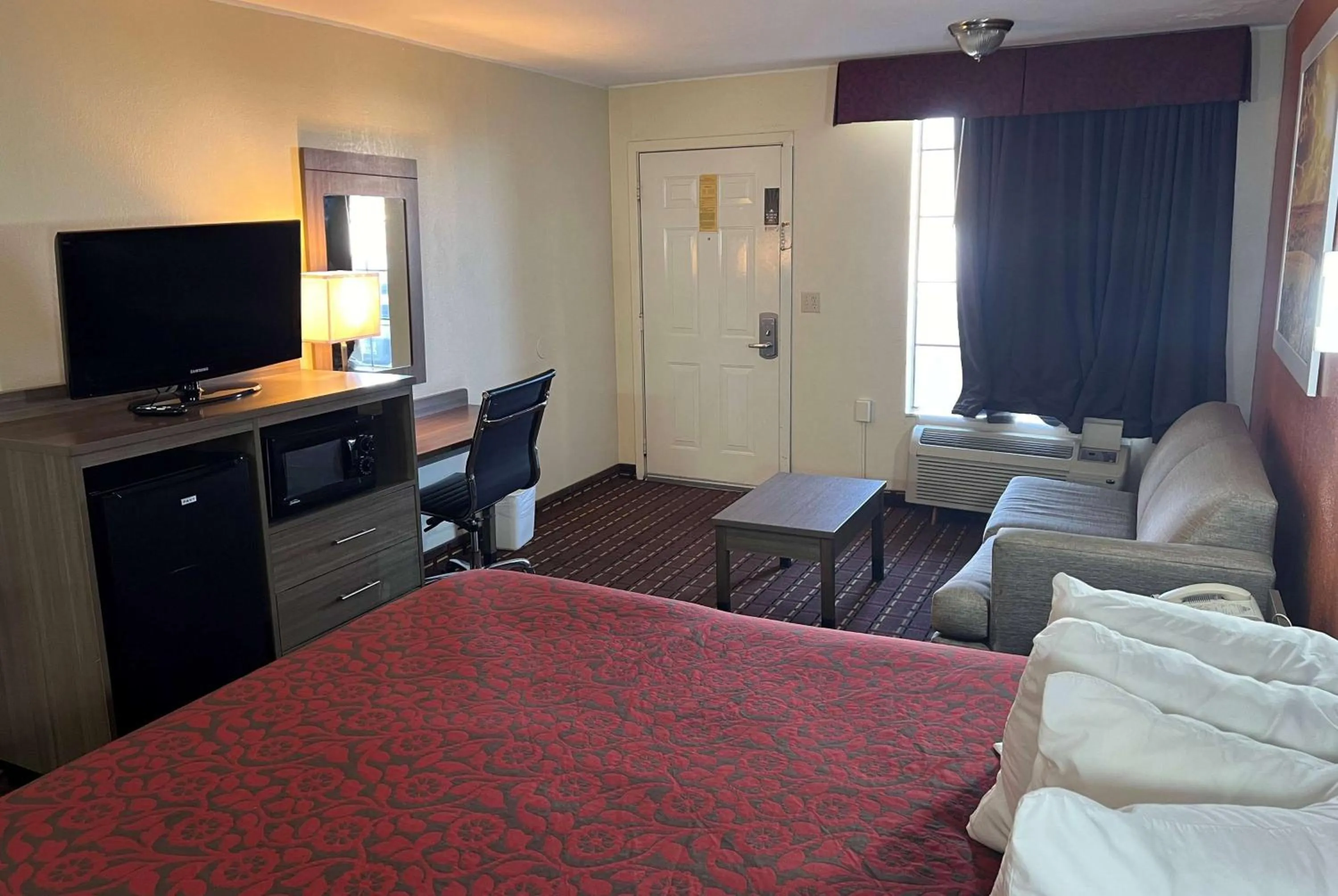 Photo of the whole room, Bed in Days Inn by Wyndham El Reno