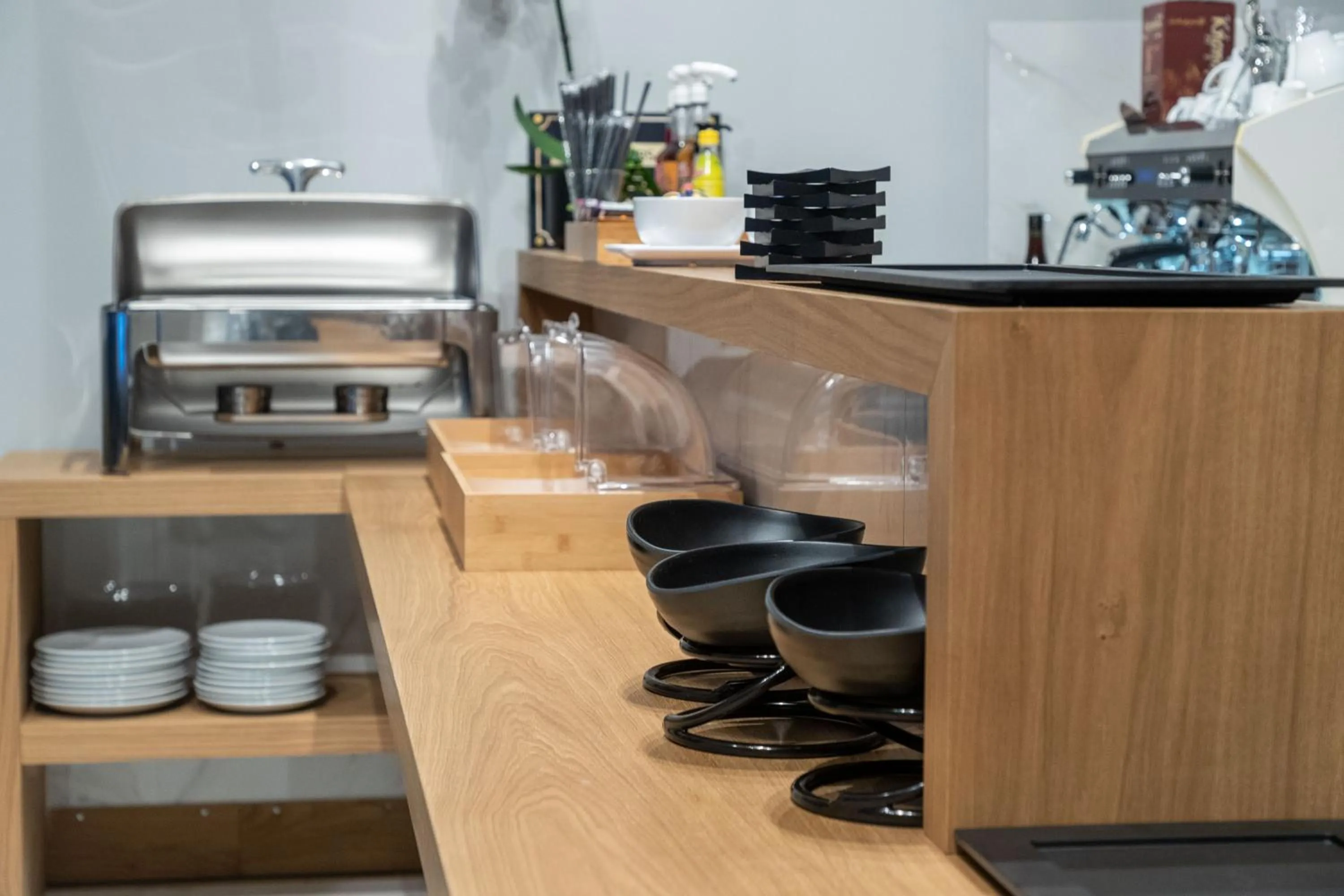 Restaurant/places to eat in Grand Port Suites