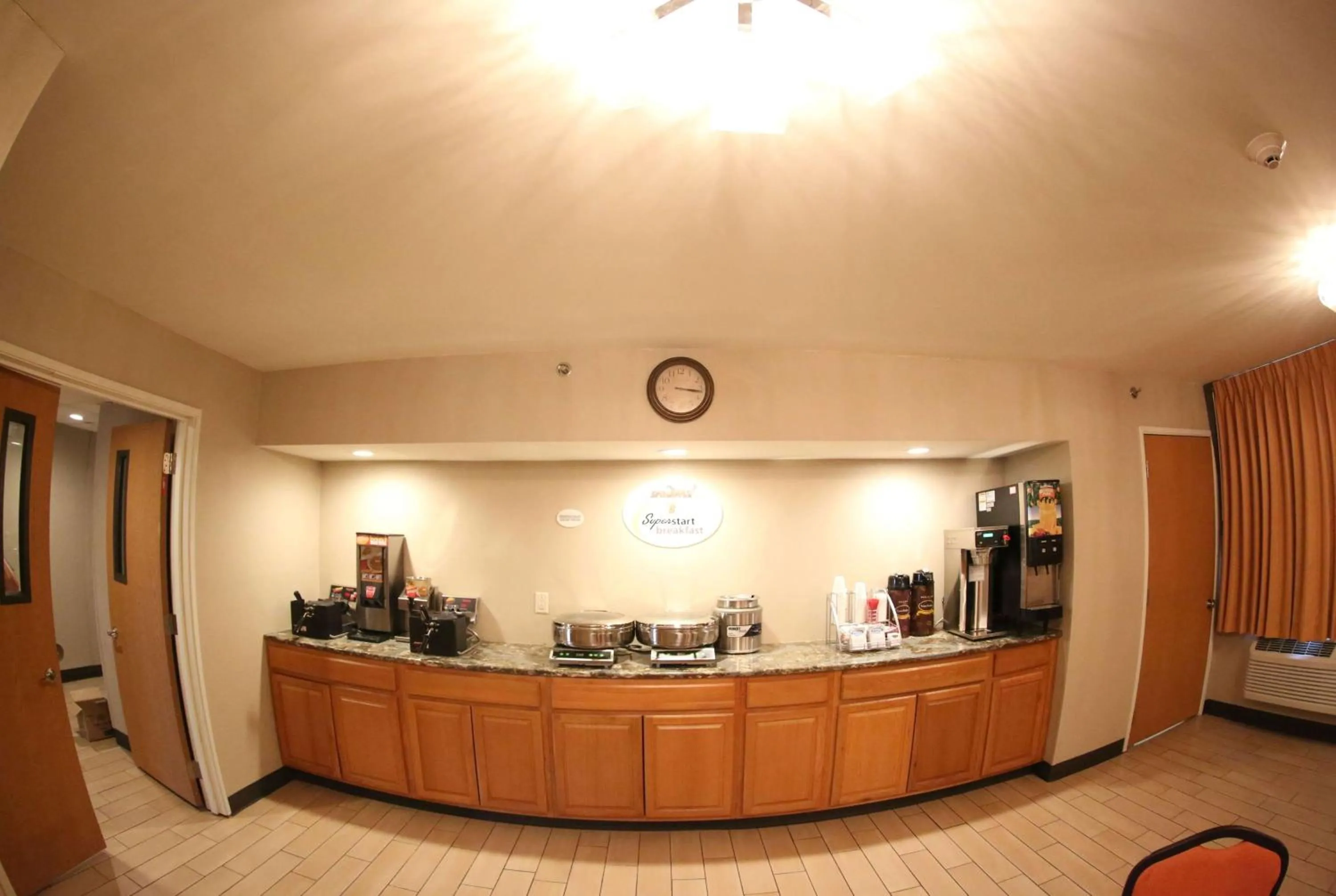 Restaurant/places to eat in Super 8 by Wyndham Portsmouth