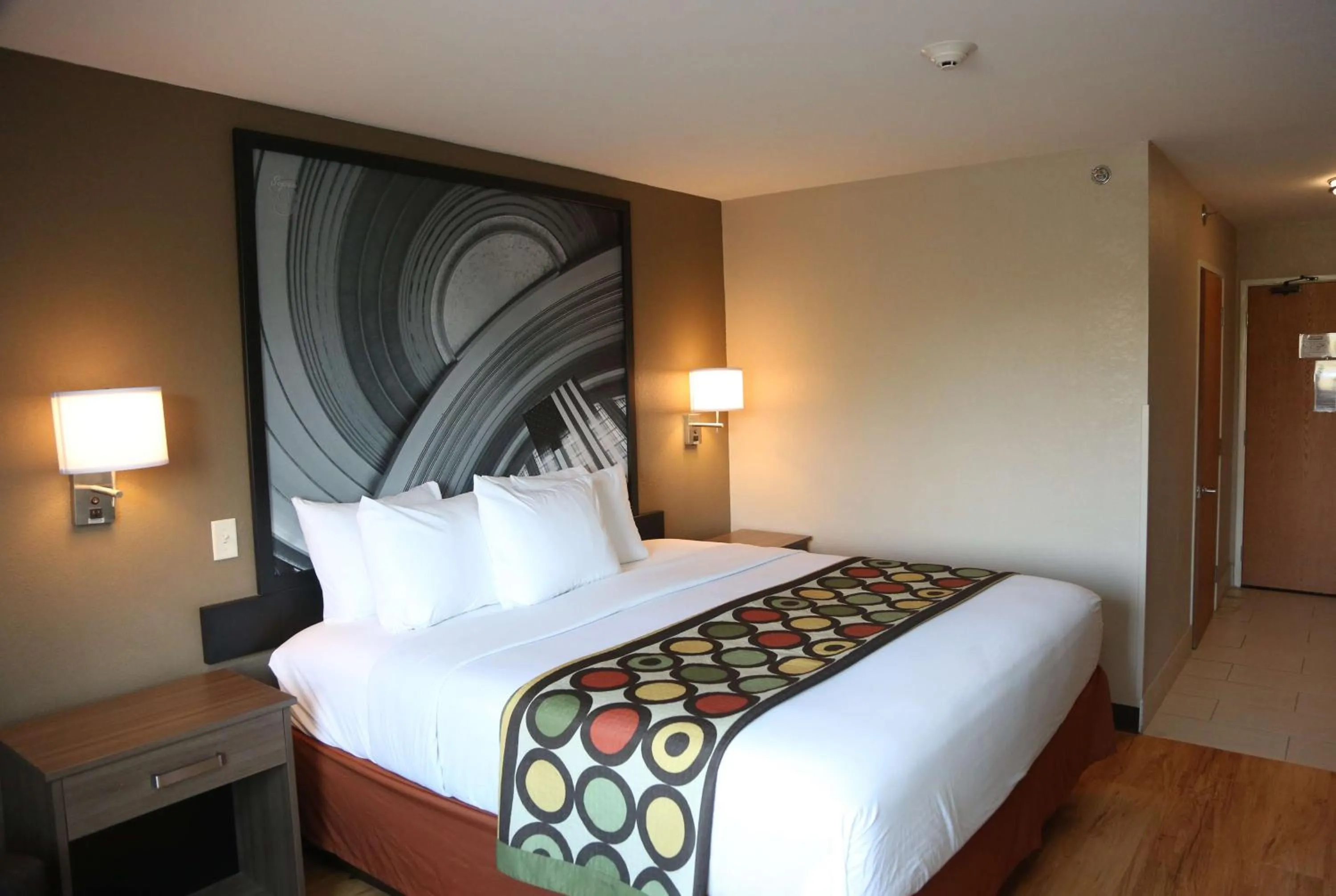 Photo of the whole room, Bed in Super 8 by Wyndham Portsmouth