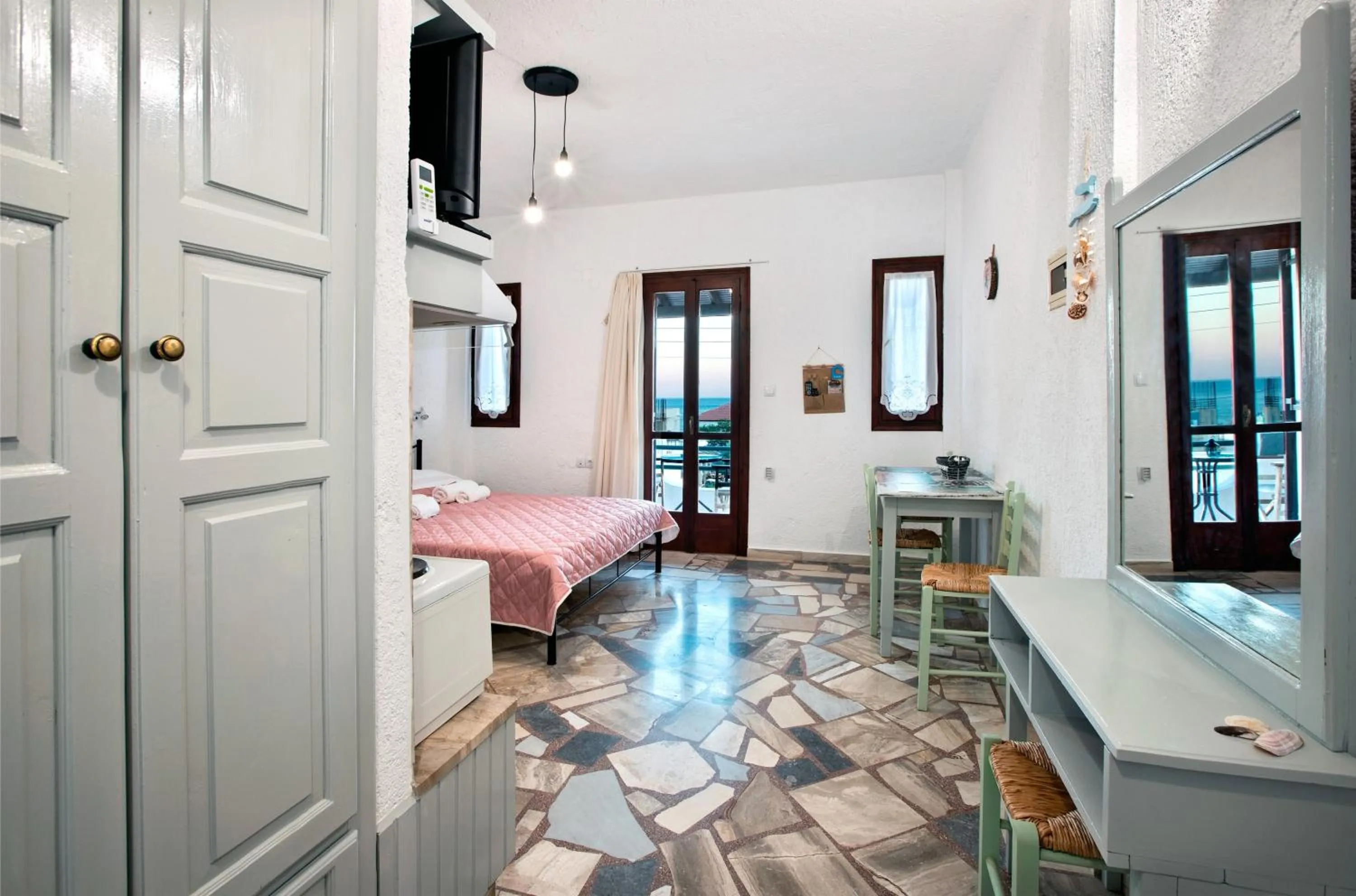 Photo of the whole room, Bed in New Aurora Apts Studios