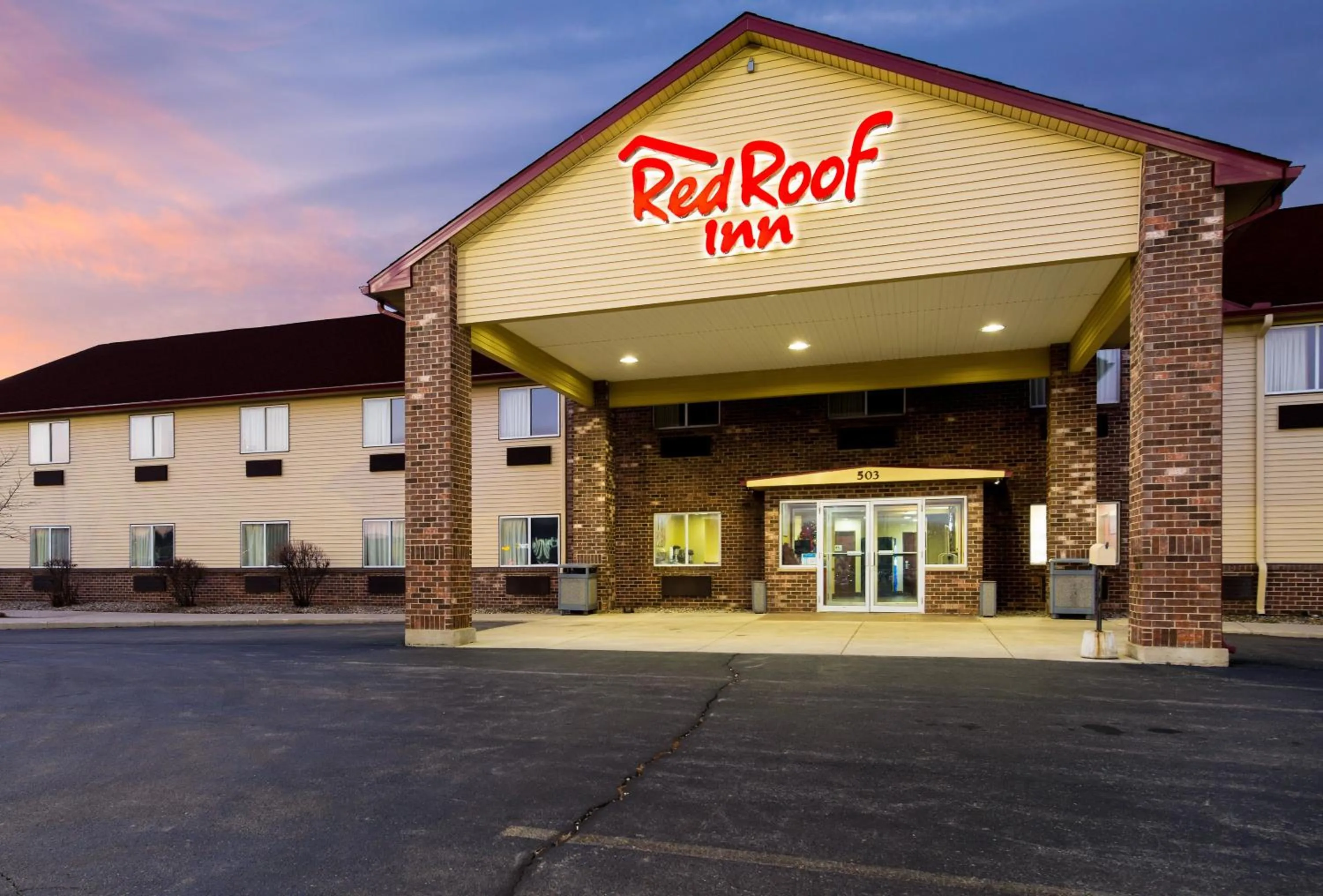 Facade/entrance in Red Roof Inn Auburn
