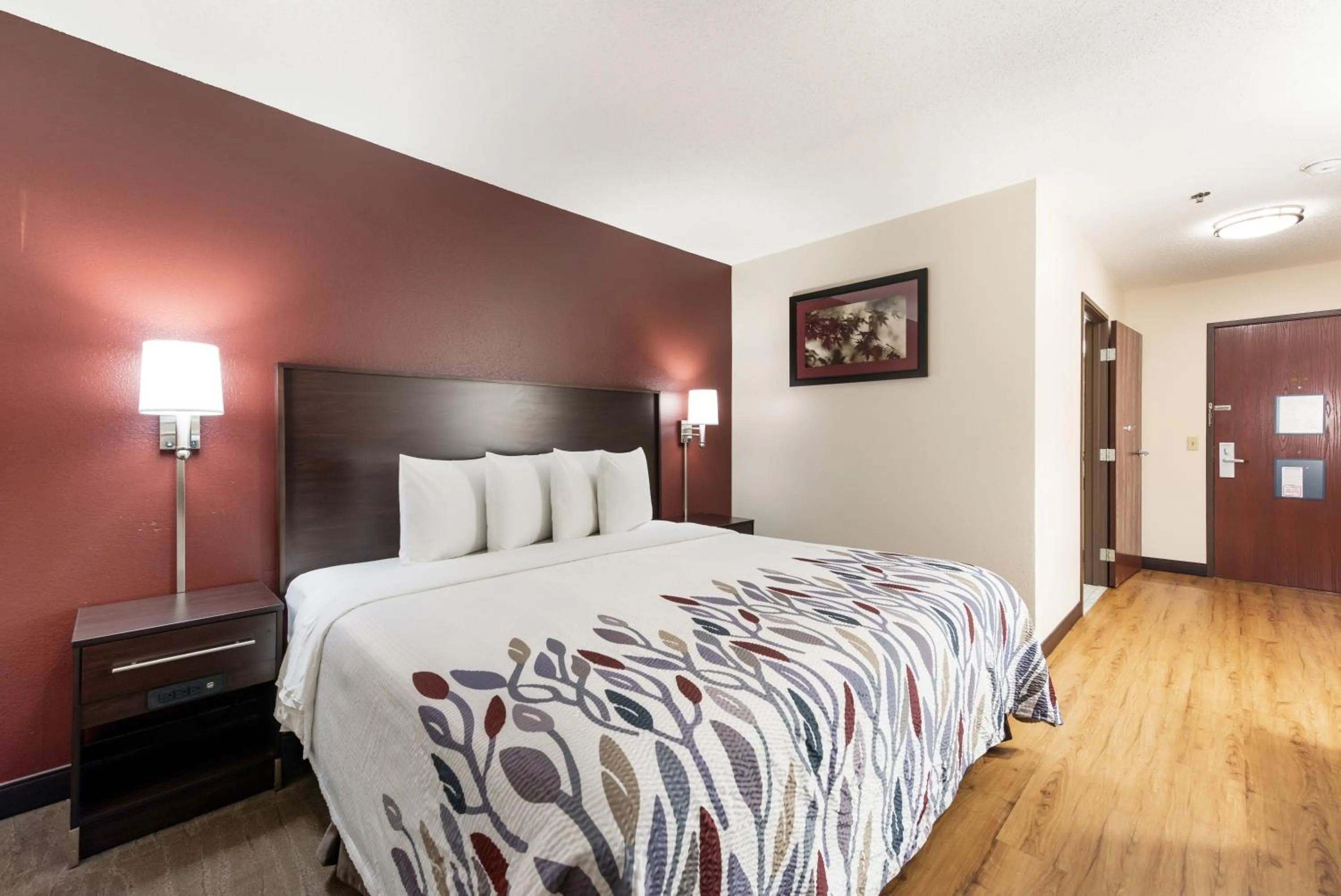 Photo of the whole room, Bed in Red Roof Inn Auburn