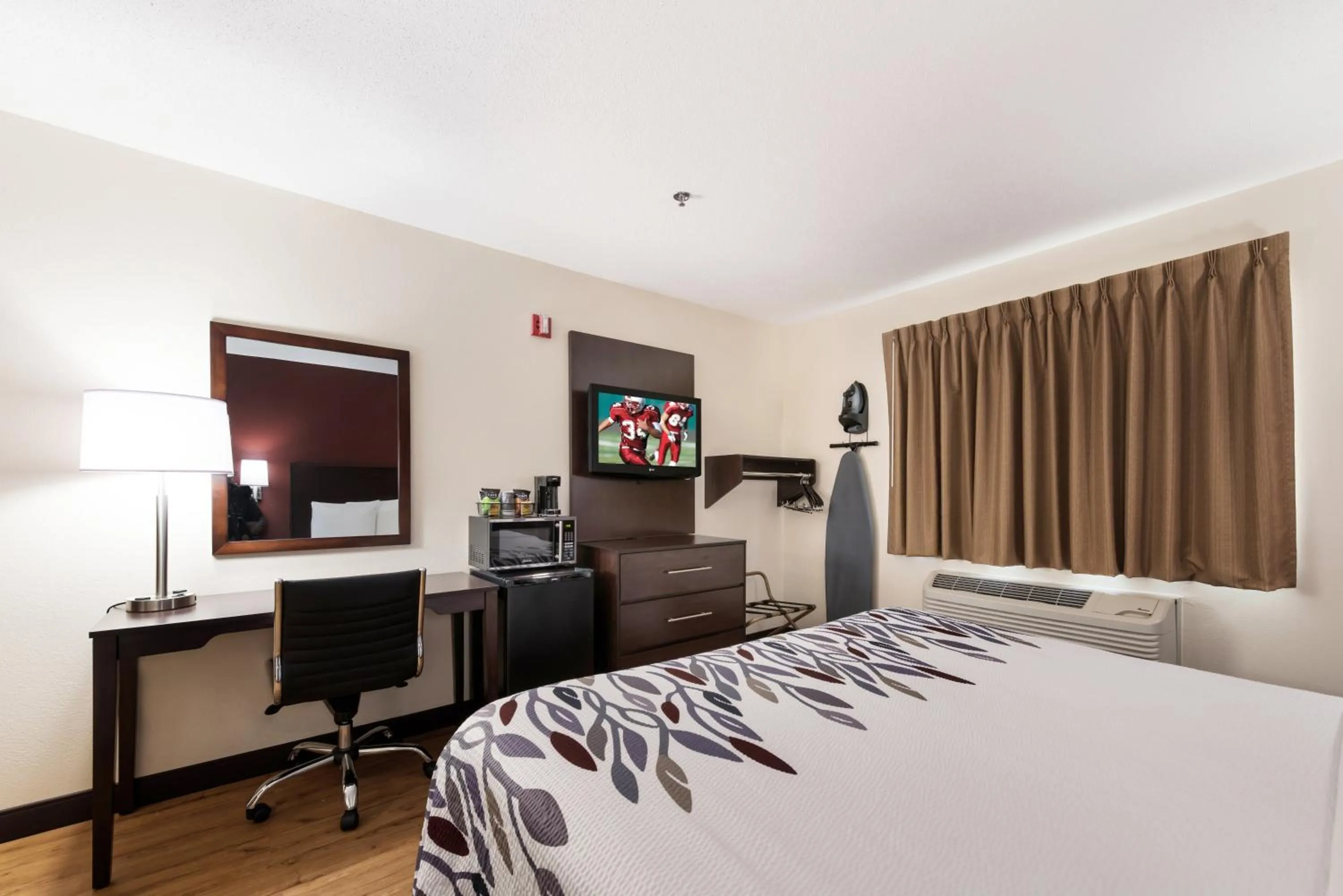 Photo of the whole room, Bed in Red Roof Inn Auburn