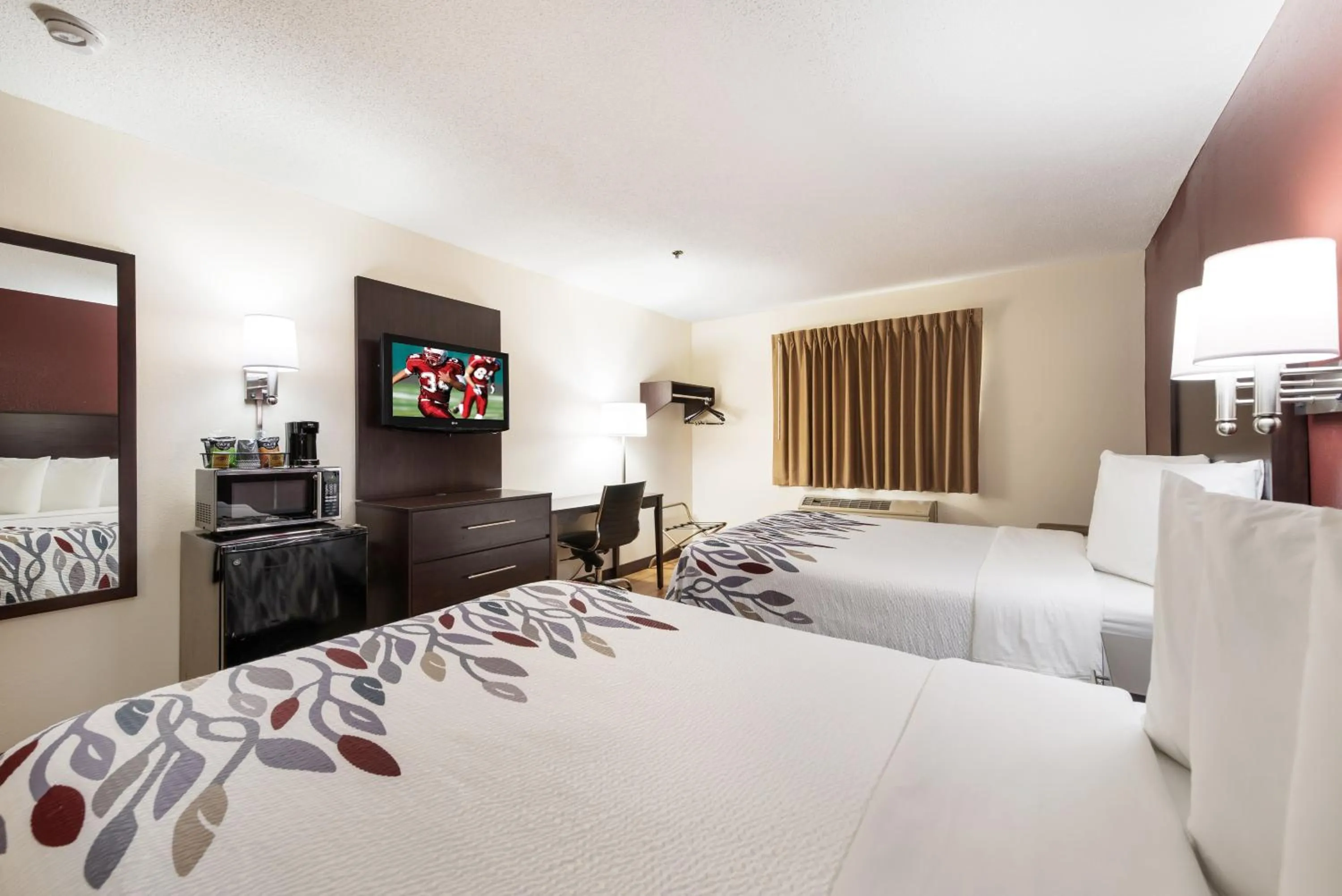 Photo of the whole room, Bed in Red Roof Inn Auburn