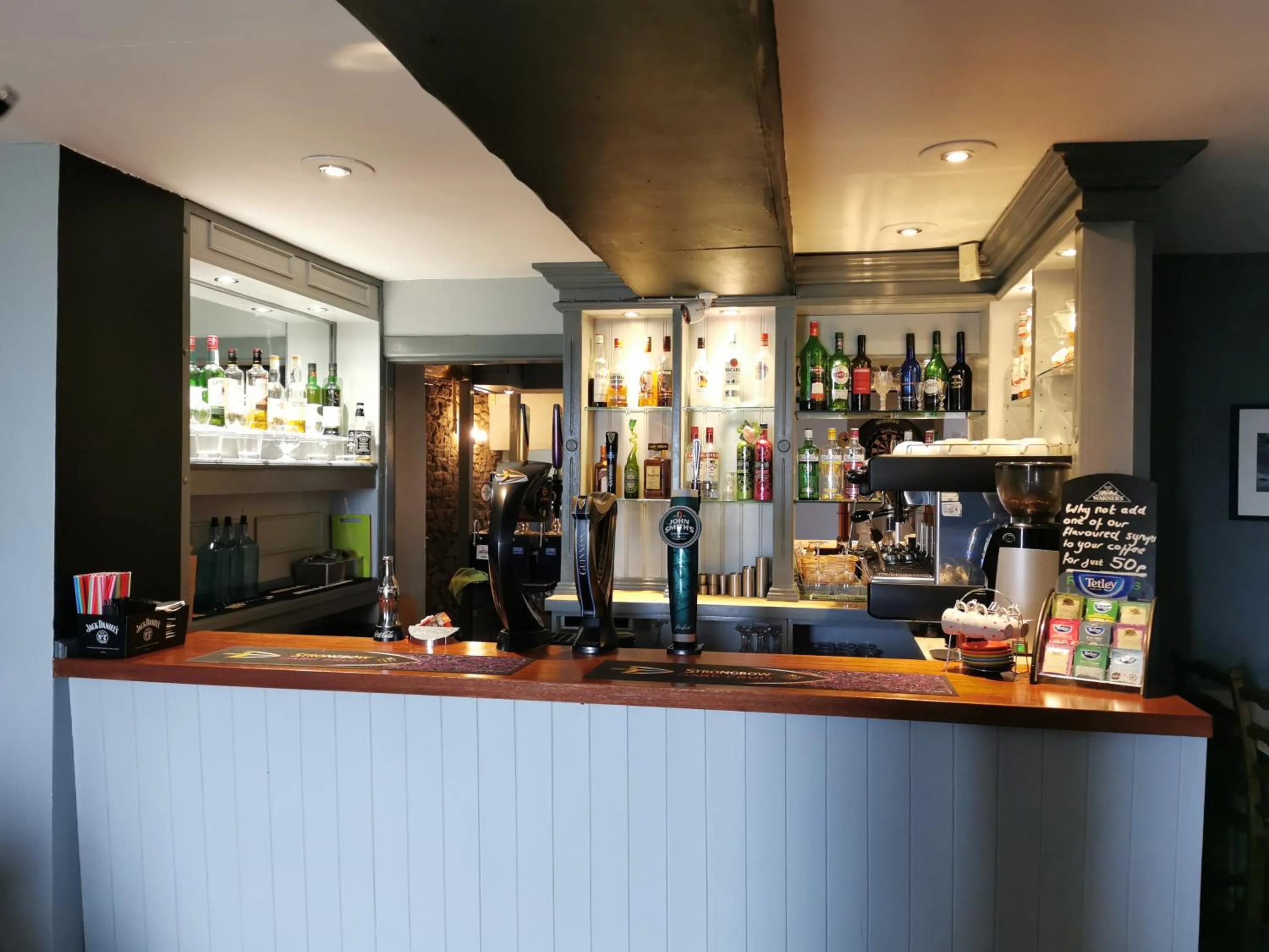 Lounge or bar in The Manor House Inn