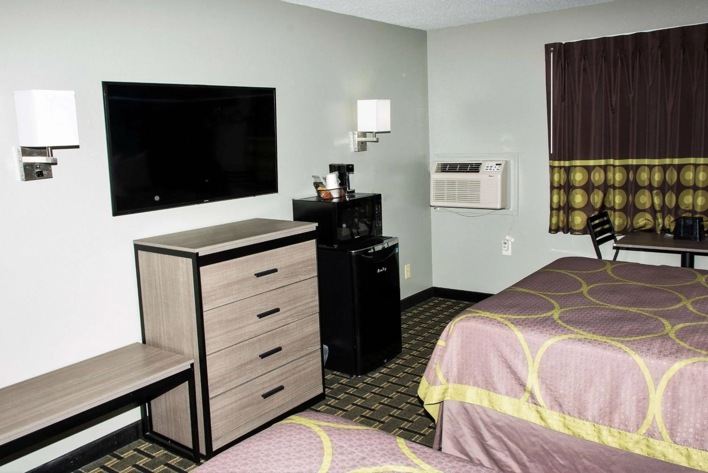 Bedroom, Bed in Super 8 by Wyndham Michigan City