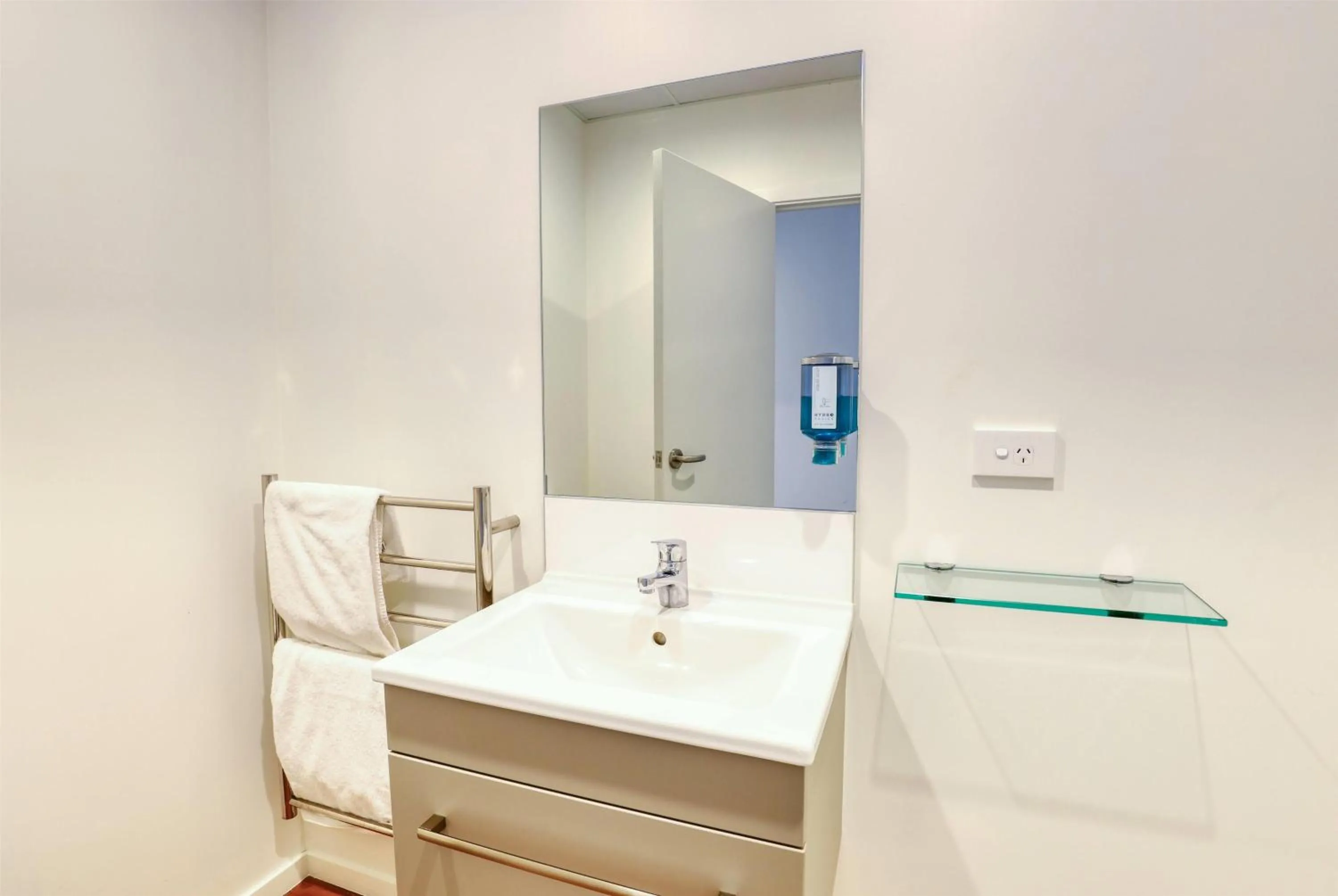 Bathroom in Ramada Suites by Wyndham Auckland Manukau Pacfic Centre