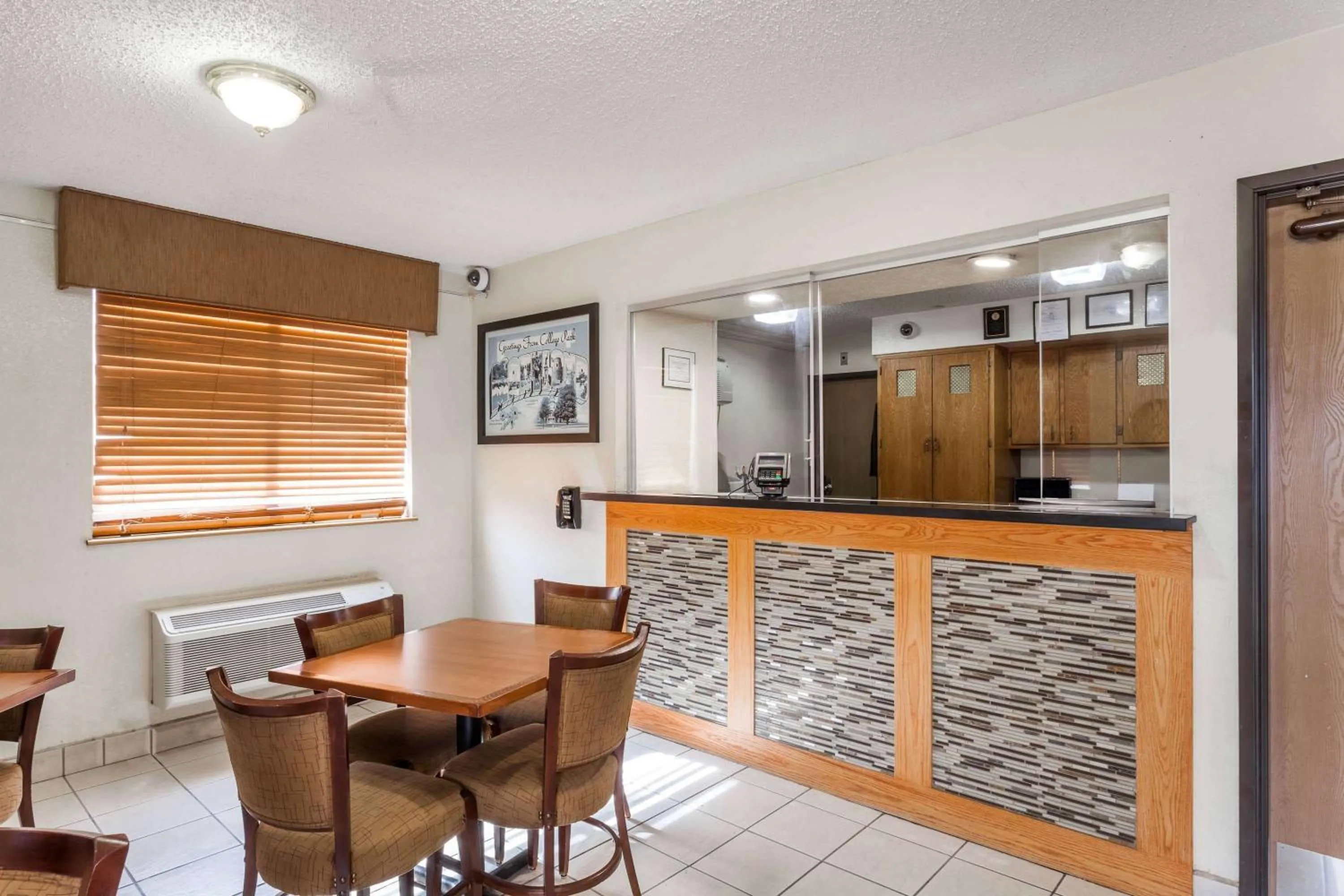 Lobby or reception in Super 8 by Wyndham College Park Wash DC Area