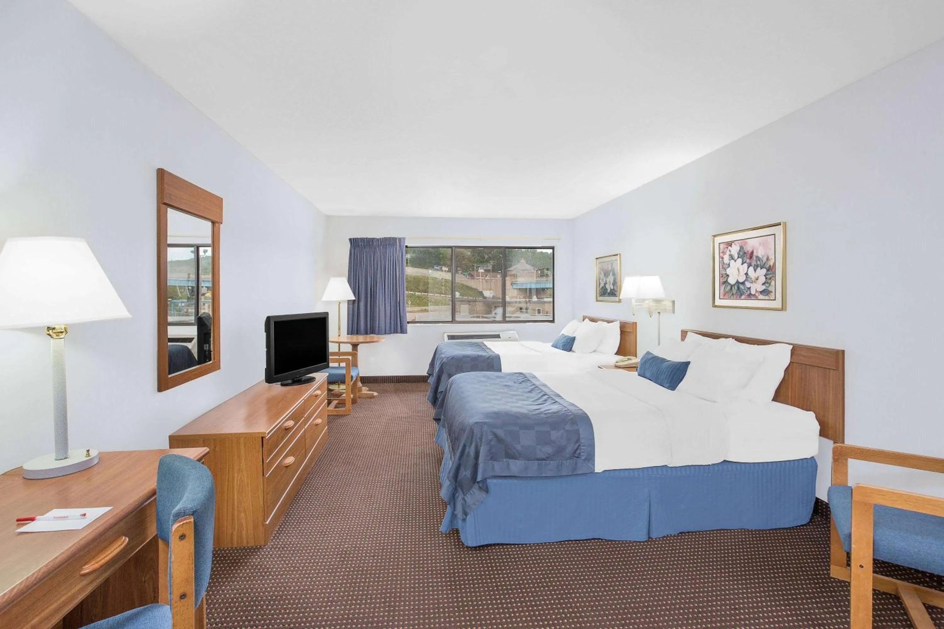 Photo of the whole room, Bed in Ramada by Wyndham Hancock Waterfront