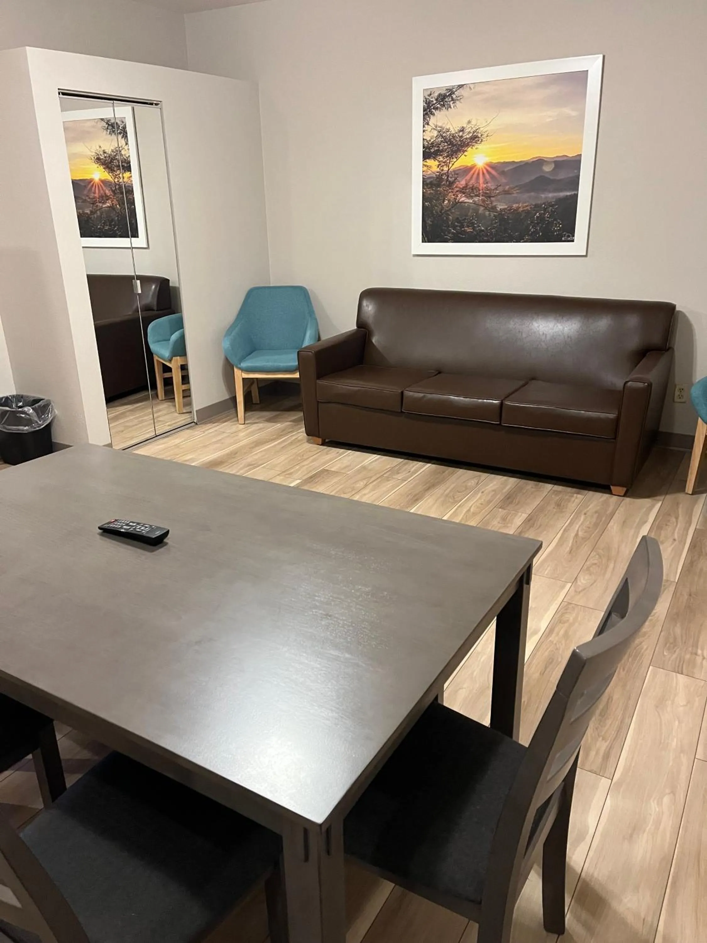 Living room in Days Inn by Wyndham Hutchinson