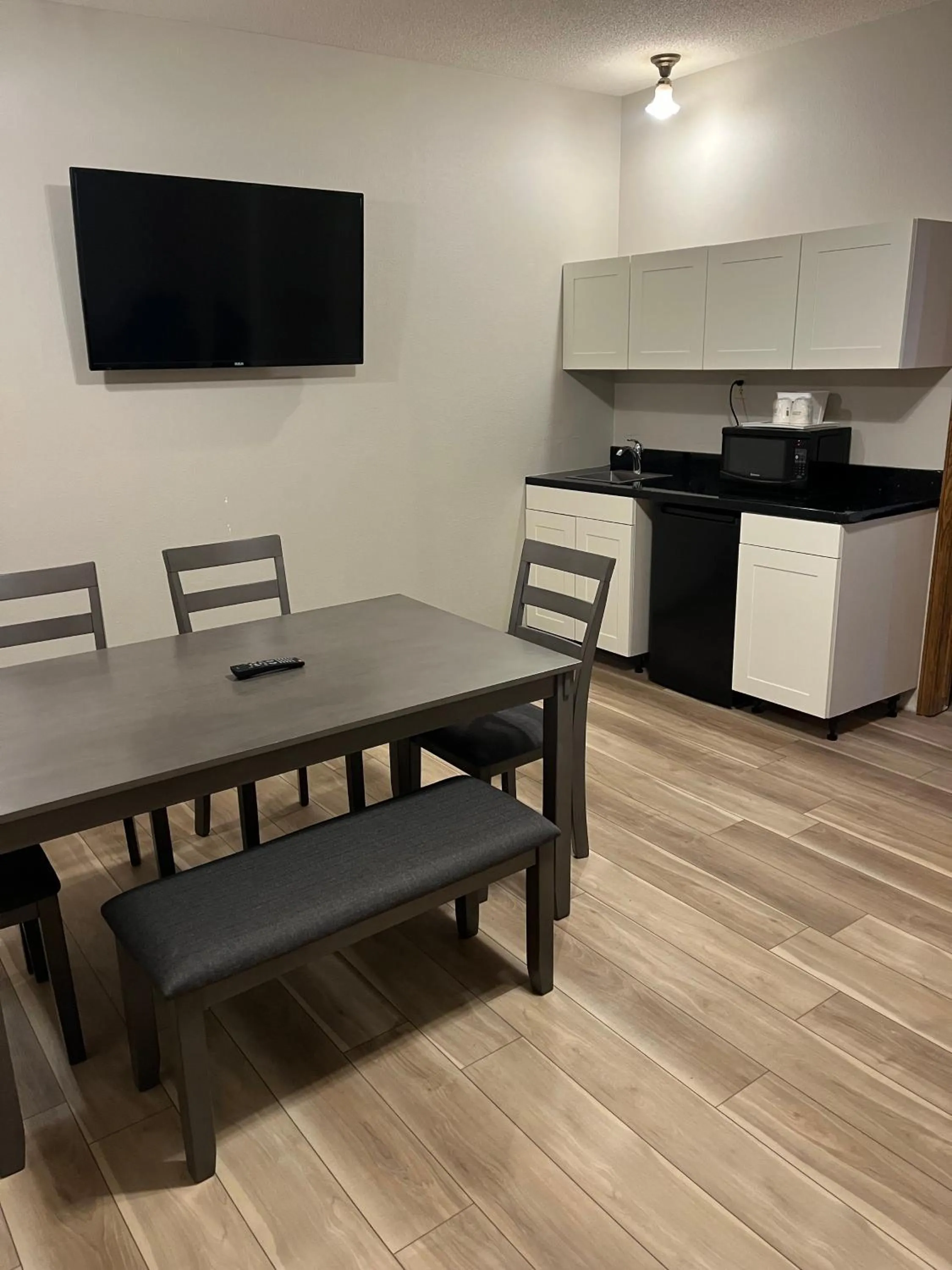 Dining area in Days Inn by Wyndham Hutchinson