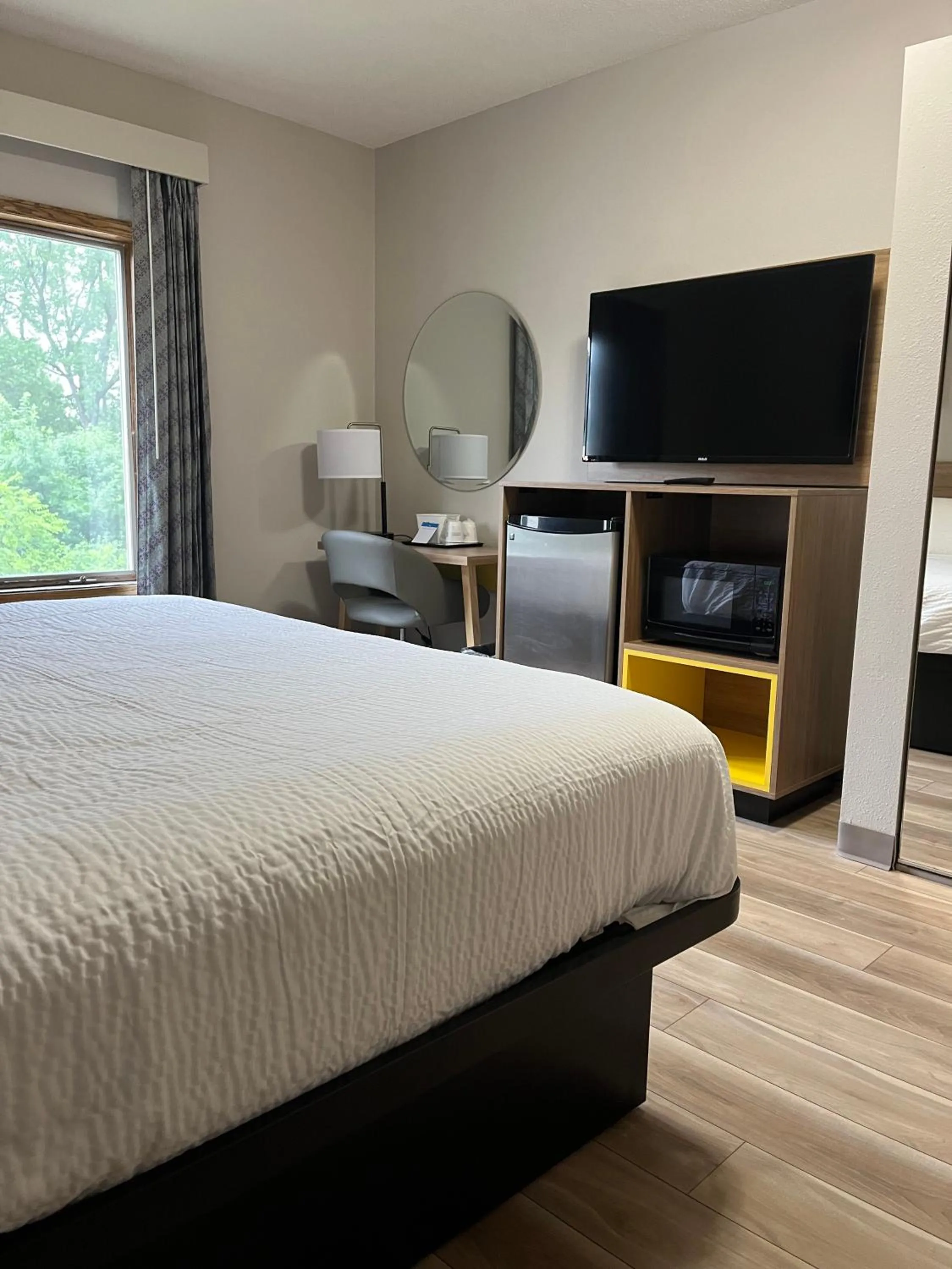 TV and multimedia, Bed in Days Inn by Wyndham Hutchinson