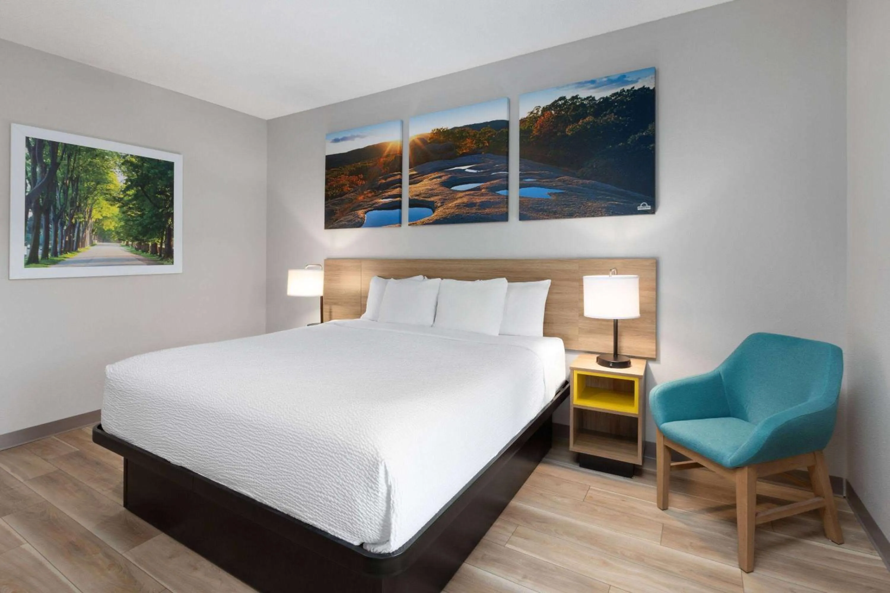 Photo of the whole room, Bed in Days Inn by Wyndham Hutchinson