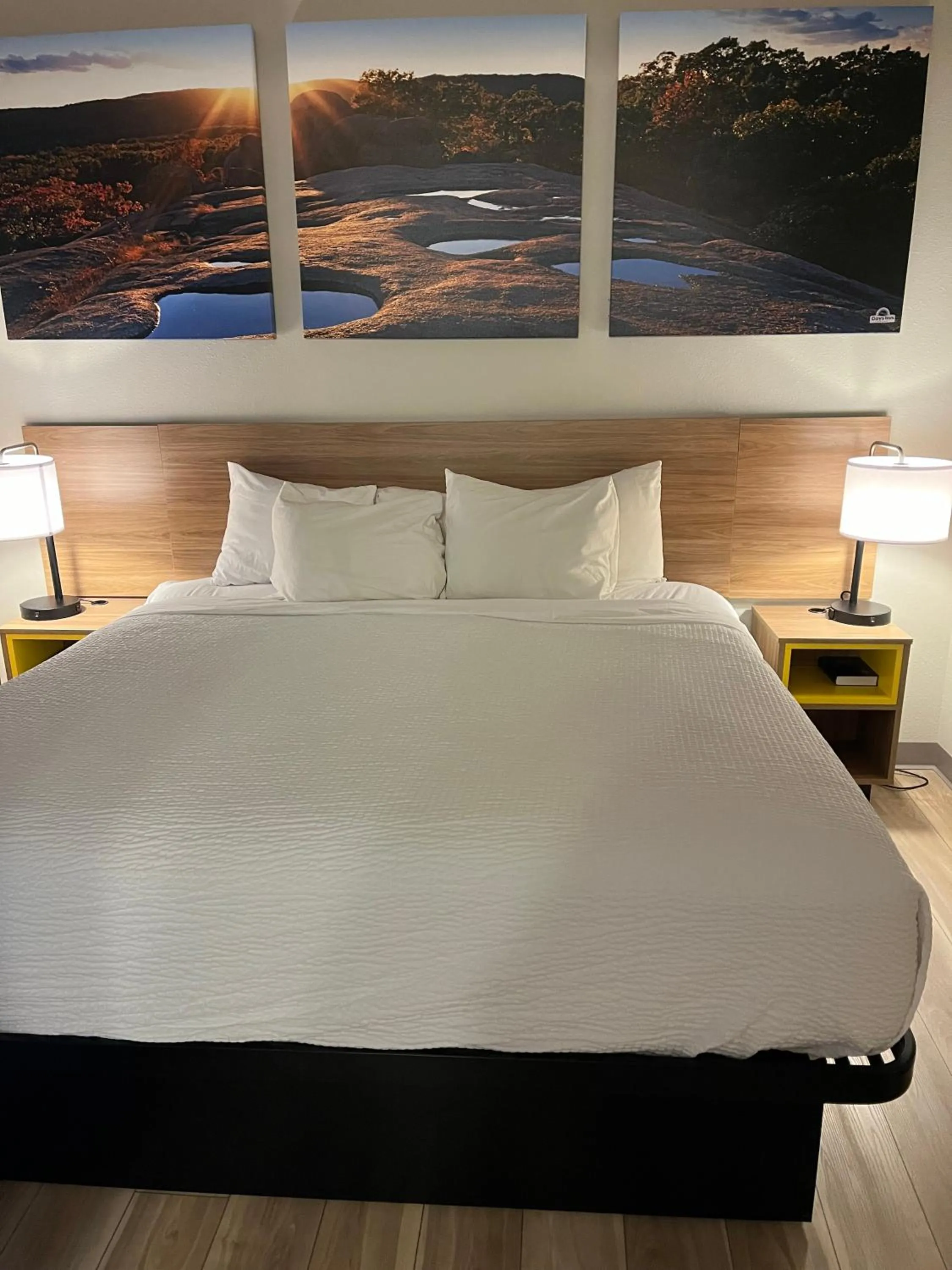 Bedroom, Bed in Days Inn by Wyndham Hutchinson