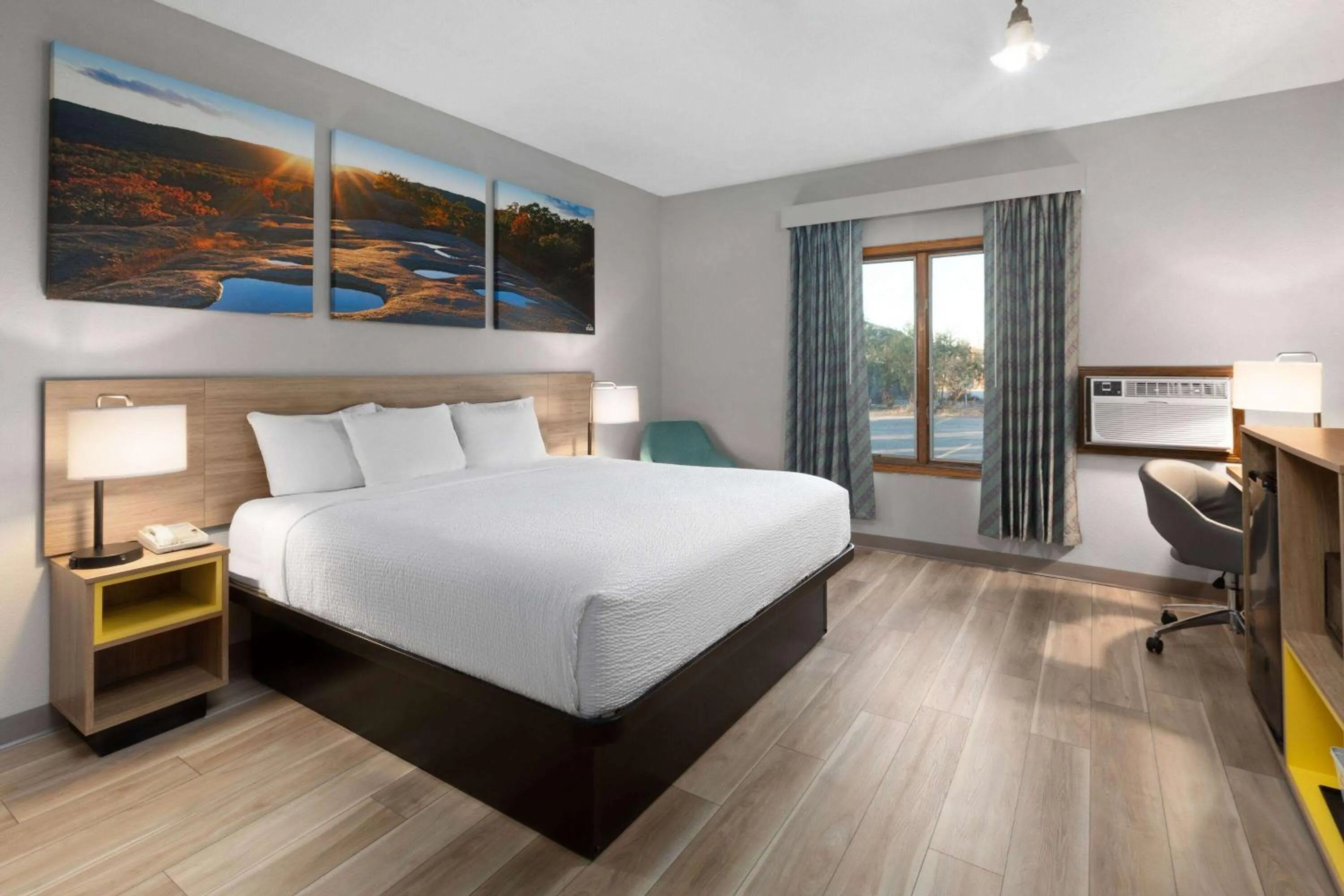 Photo of the whole room, Bed in Days Inn by Wyndham Hutchinson