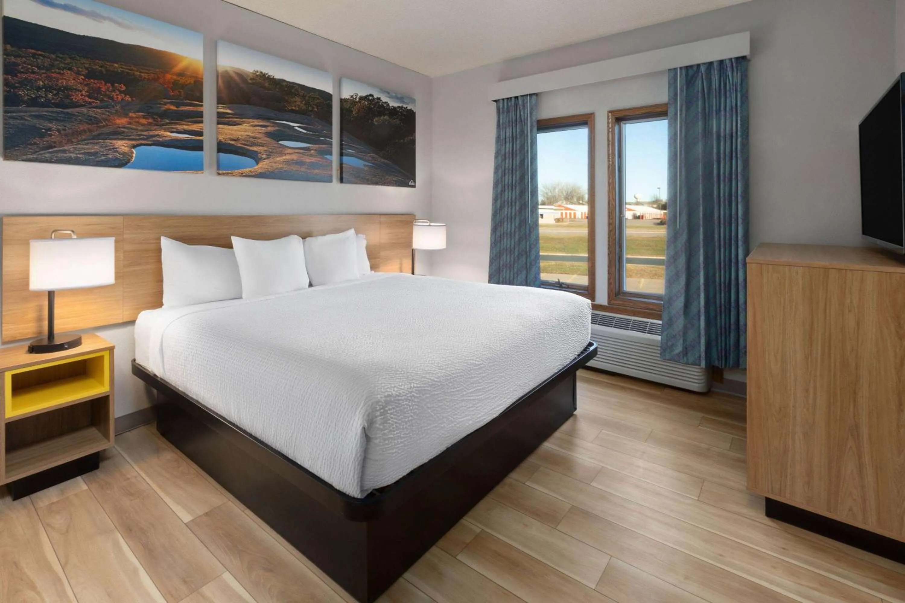 Photo of the whole room, Bed in Days Inn by Wyndham Hutchinson