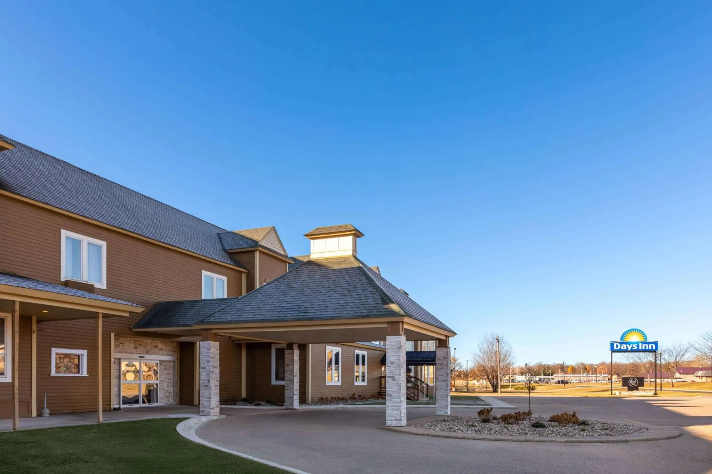 Property building in Days Inn by Wyndham Hutchinson