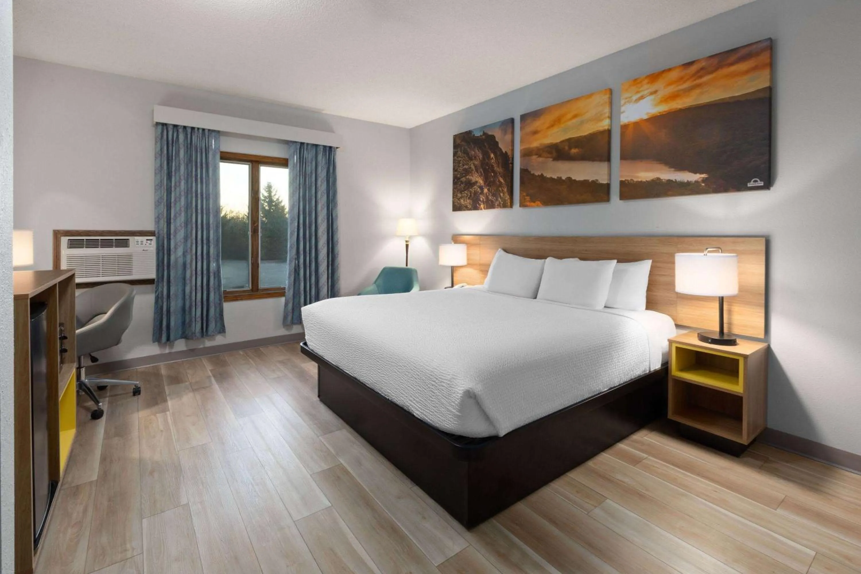 Photo of the whole room, Bed in Days Inn by Wyndham Hutchinson