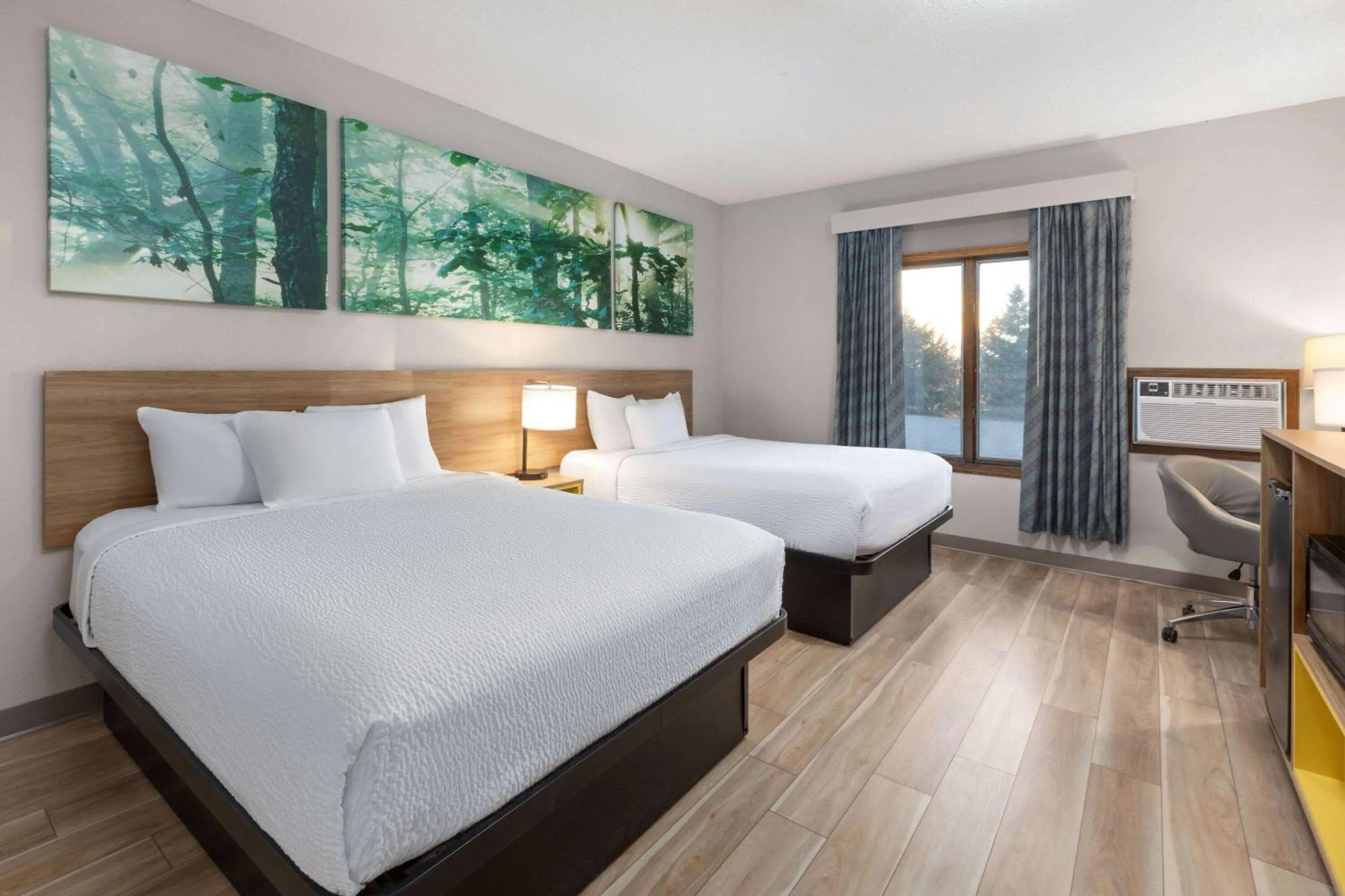 Photo of the whole room, Bed in Days Inn by Wyndham Hutchinson