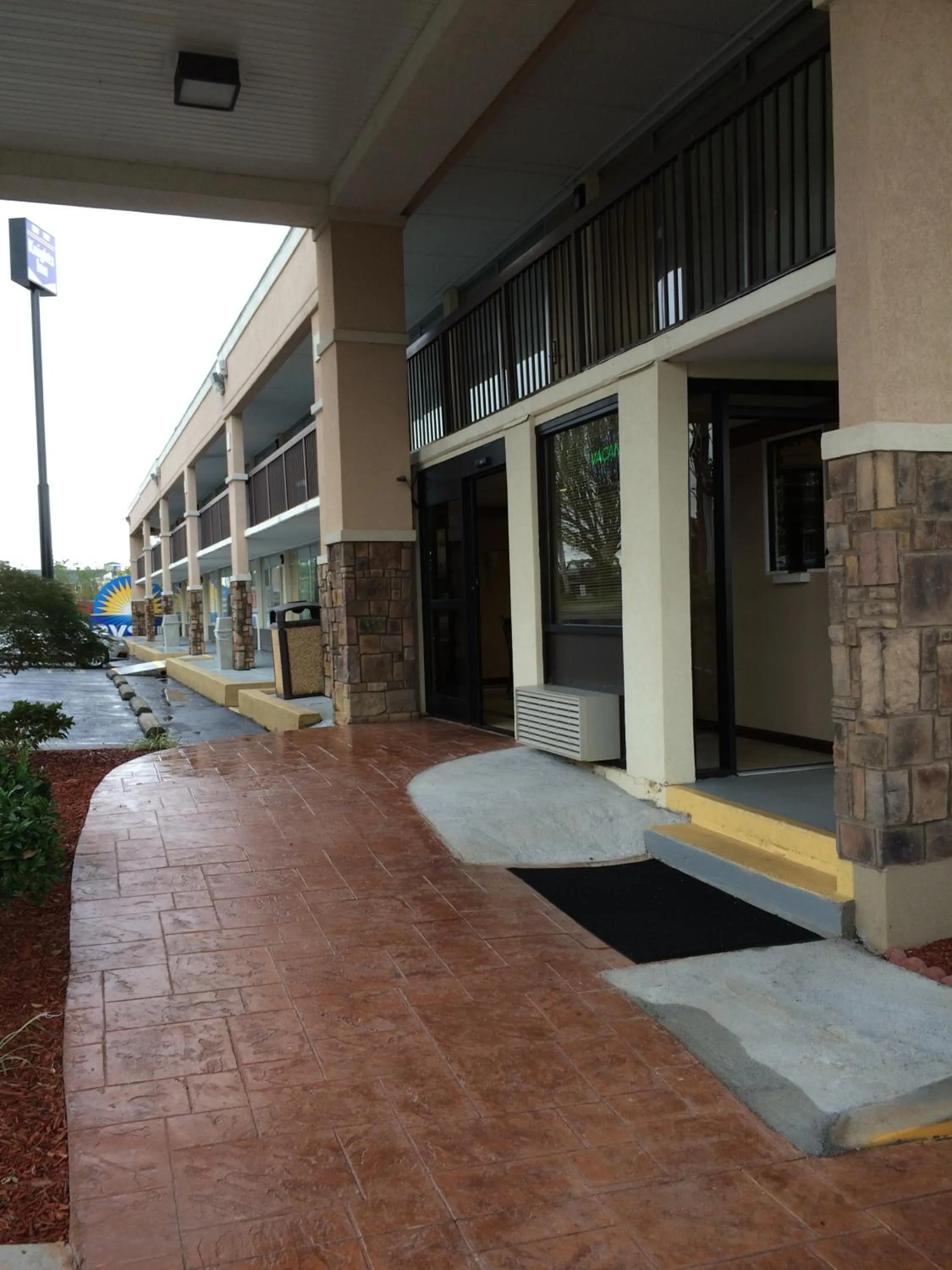 Facade/entrance in Knights Inn Newport